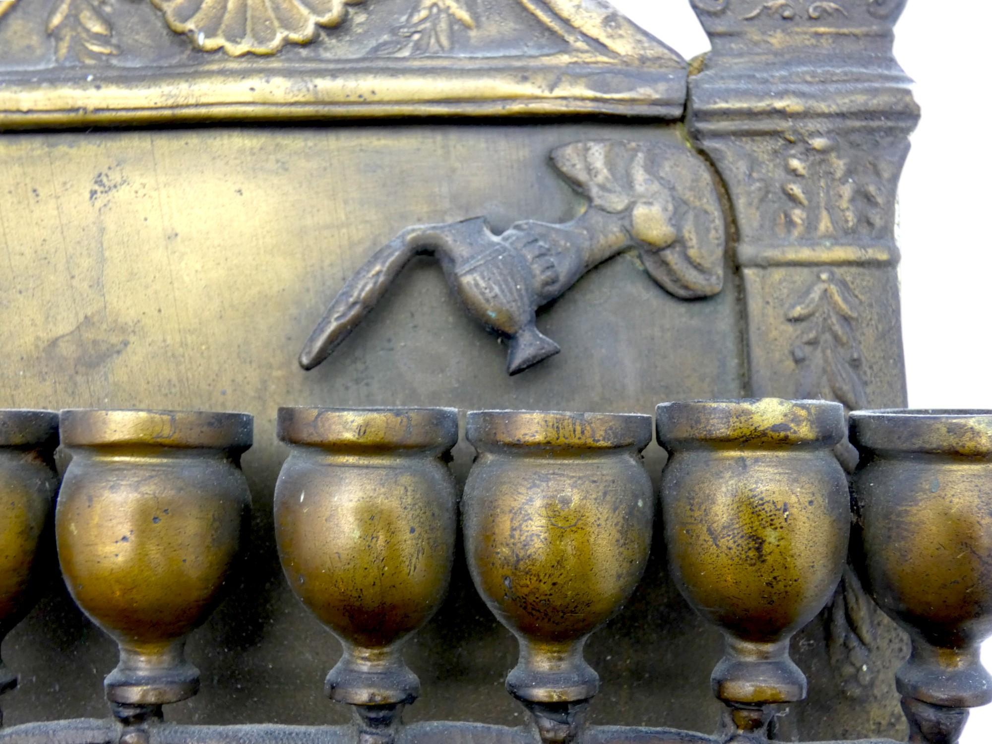 Lampada Hanukkah Menorah in ottone, CIRCA 1800 in vendita 2