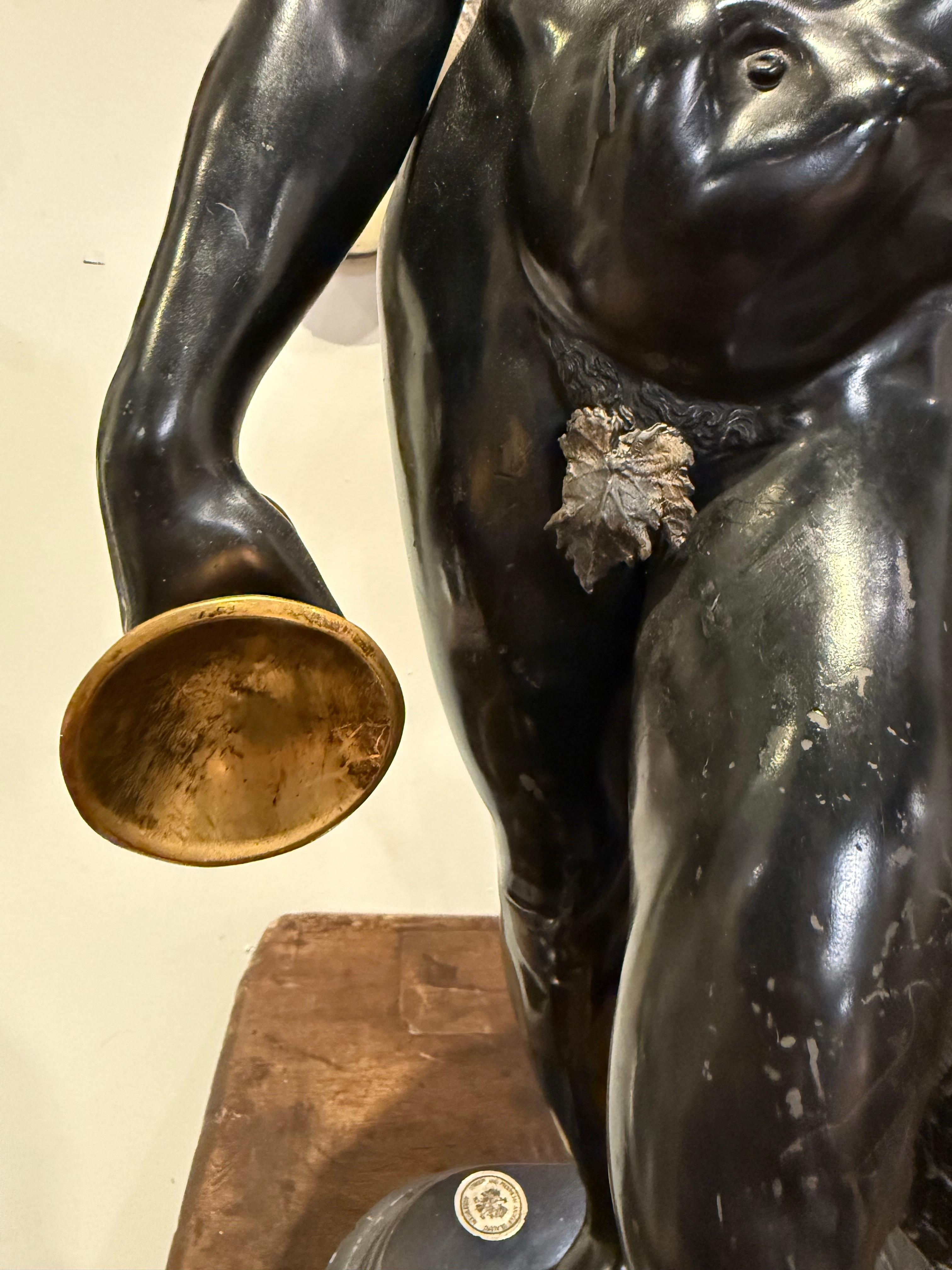 Figura bacchica italiana in bronzo e ormolu, XIX secolo

Descrizione:
La figura barbuta e ricoperta d'edera in languido contrapposto, appoggiata a un ceppo d'albero avvolto da rampicanti d'edera, stringe delicatamente un calice nella mano destra, il