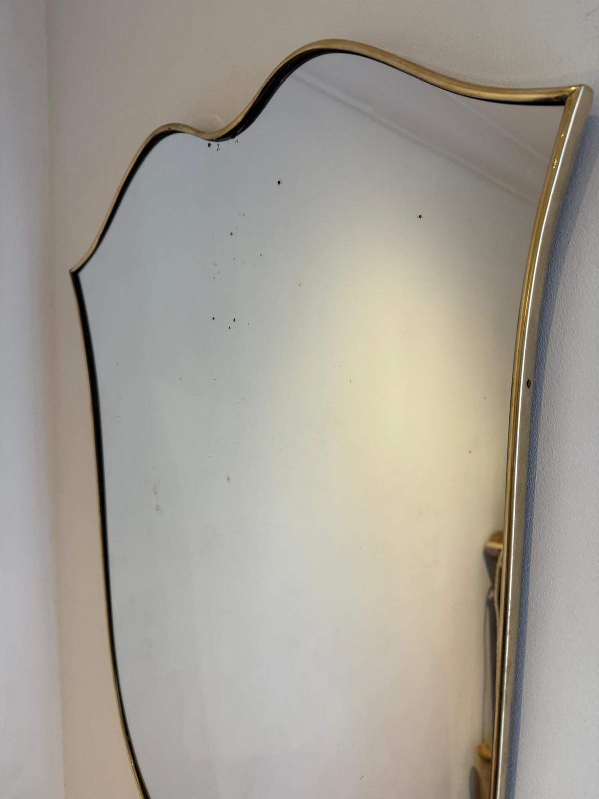 Miroir italien des années 1950 en forme de bouclier dans un cadre en laiton 