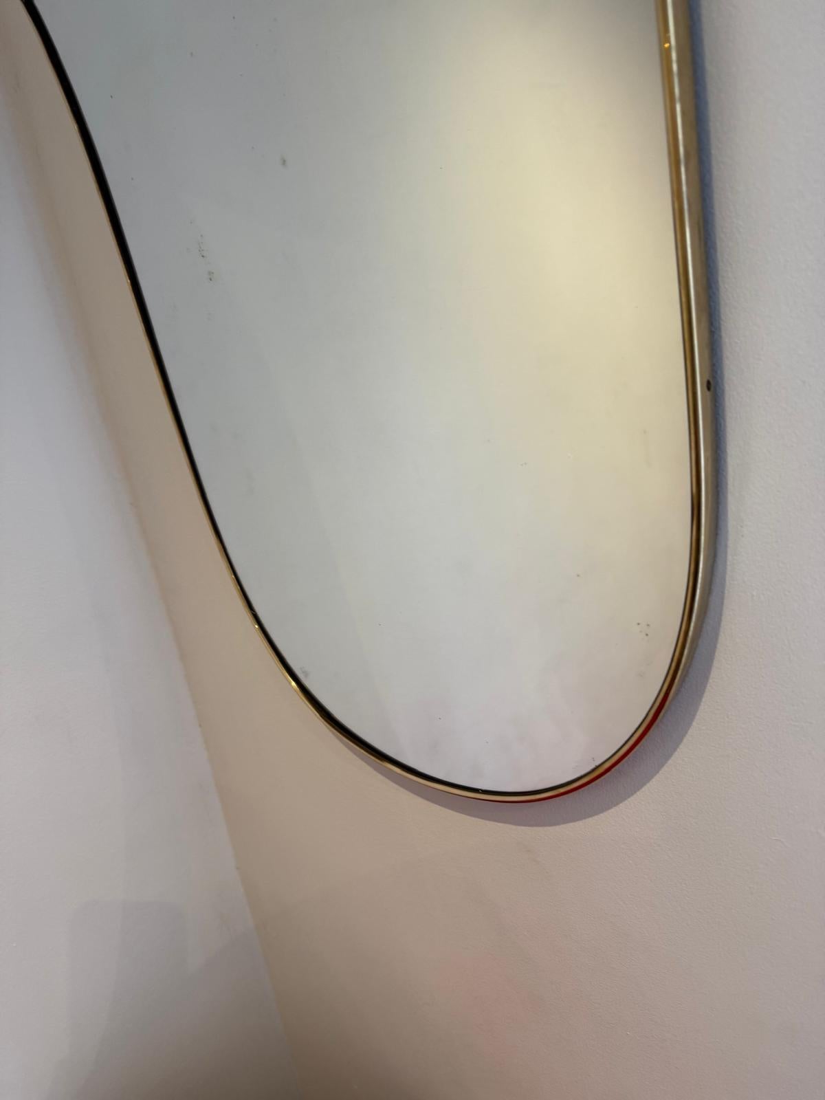 Mid-Century Modern Un miroir italien des années 1950 avec cadre en laiton en vente