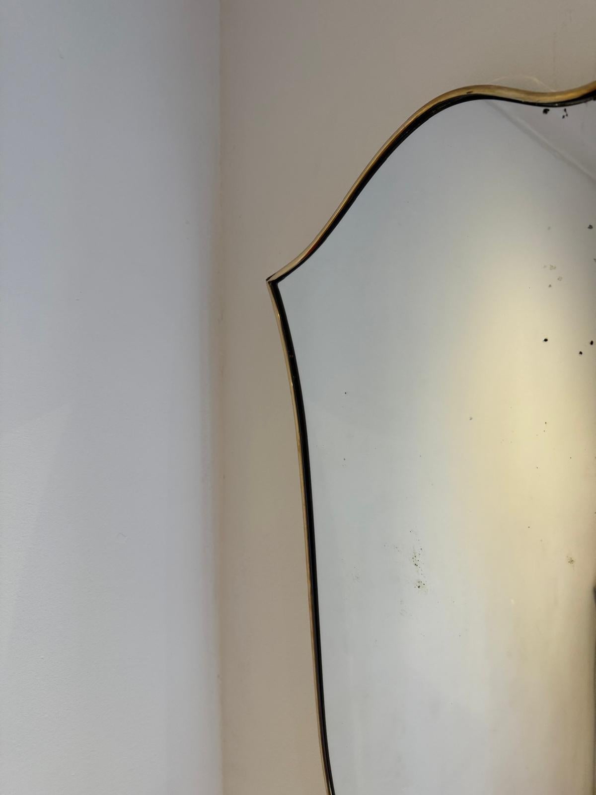 Plaqué Un miroir italien des années 1950 avec cadre en laiton en vente
