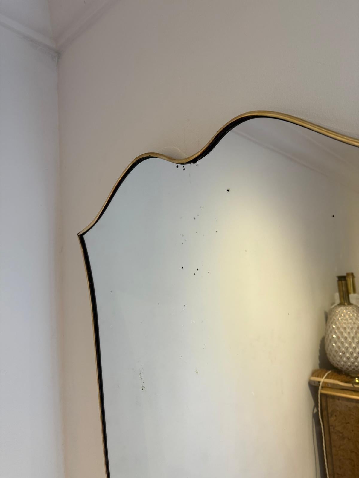 Un miroir italien des années 1950 avec cadre en laiton Bon état - En vente à London, GB