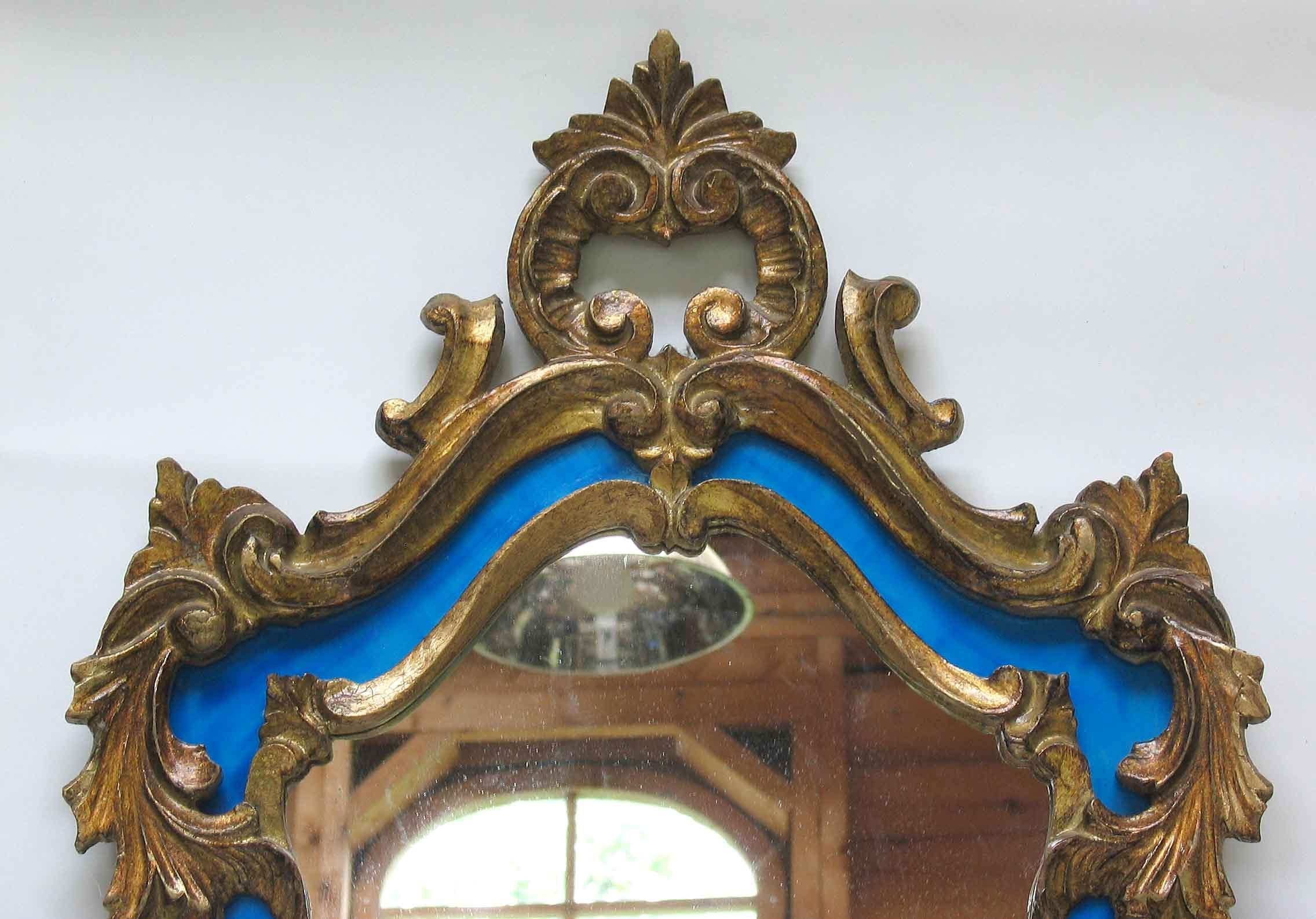 Doré Un miroir italien en bois doré sculpté de style baroque du 20ème siècle en vente