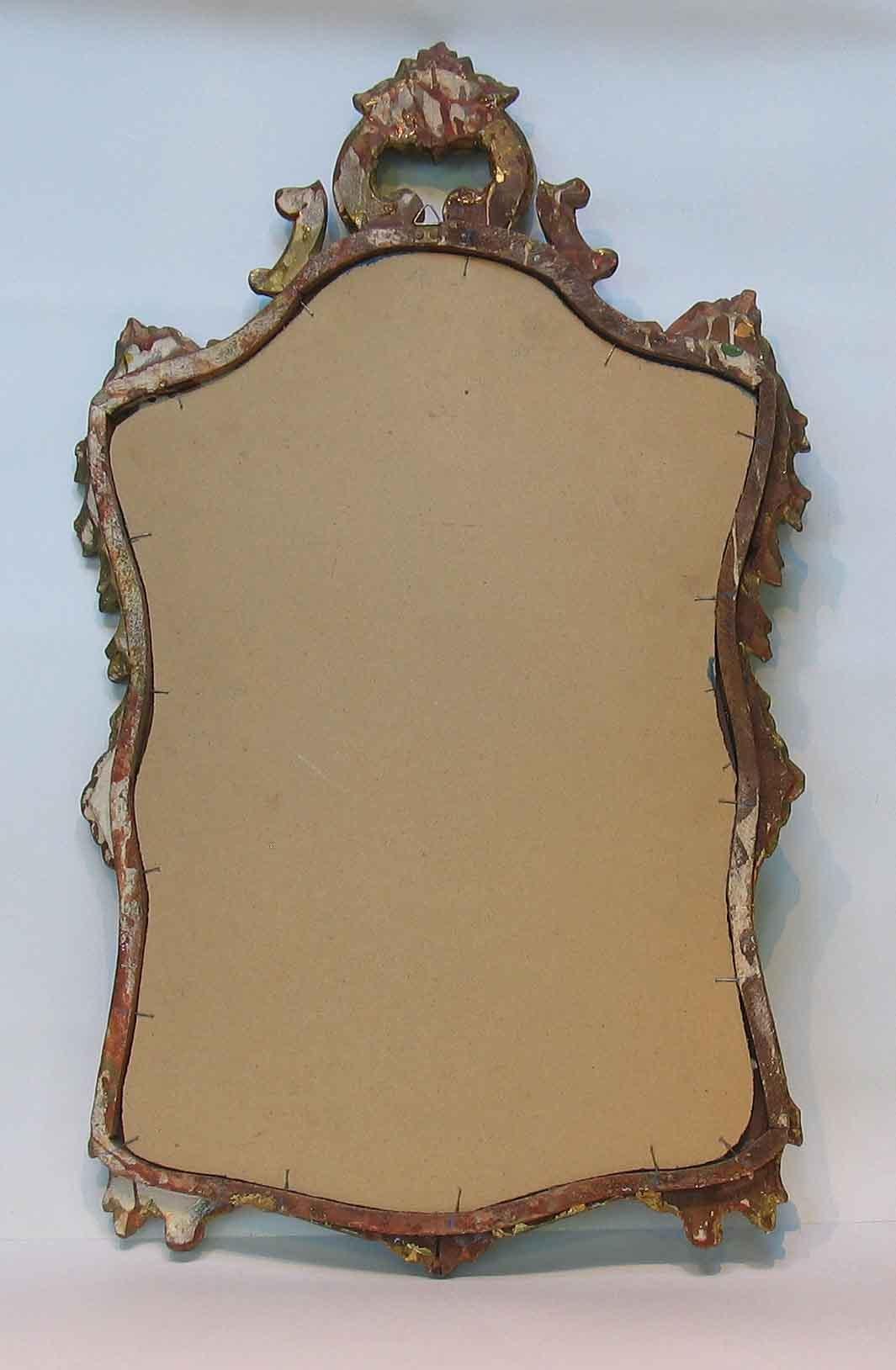 Bois Un miroir italien en bois doré sculpté de style baroque du 20ème siècle en vente
