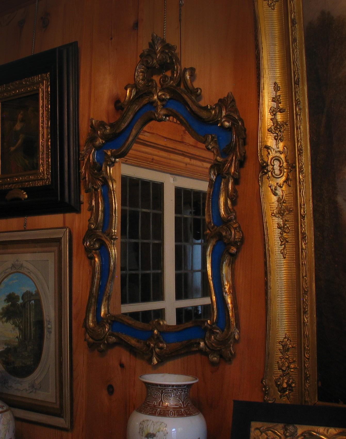 Ein italienischer geschnitzter Giltwood-Spiegel im Barockstil 20. (Holz) im Angebot