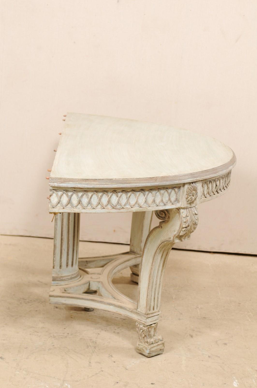 Bois Table console Demi-Lune italienne avec ornement magnifiquement sculpté et colonne cannelée en vente