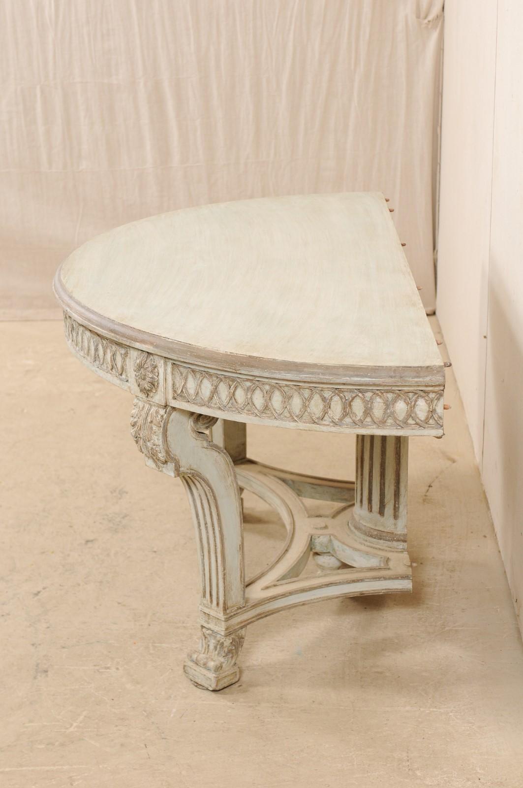Table console Demi-Lune italienne avec ornement magnifiquement sculpté et colonne cannelée en vente 1