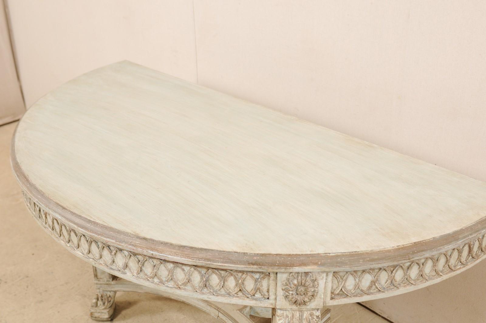 Table console Demi-Lune italienne avec ornement magnifiquement sculpté et colonne cannelée en vente 2