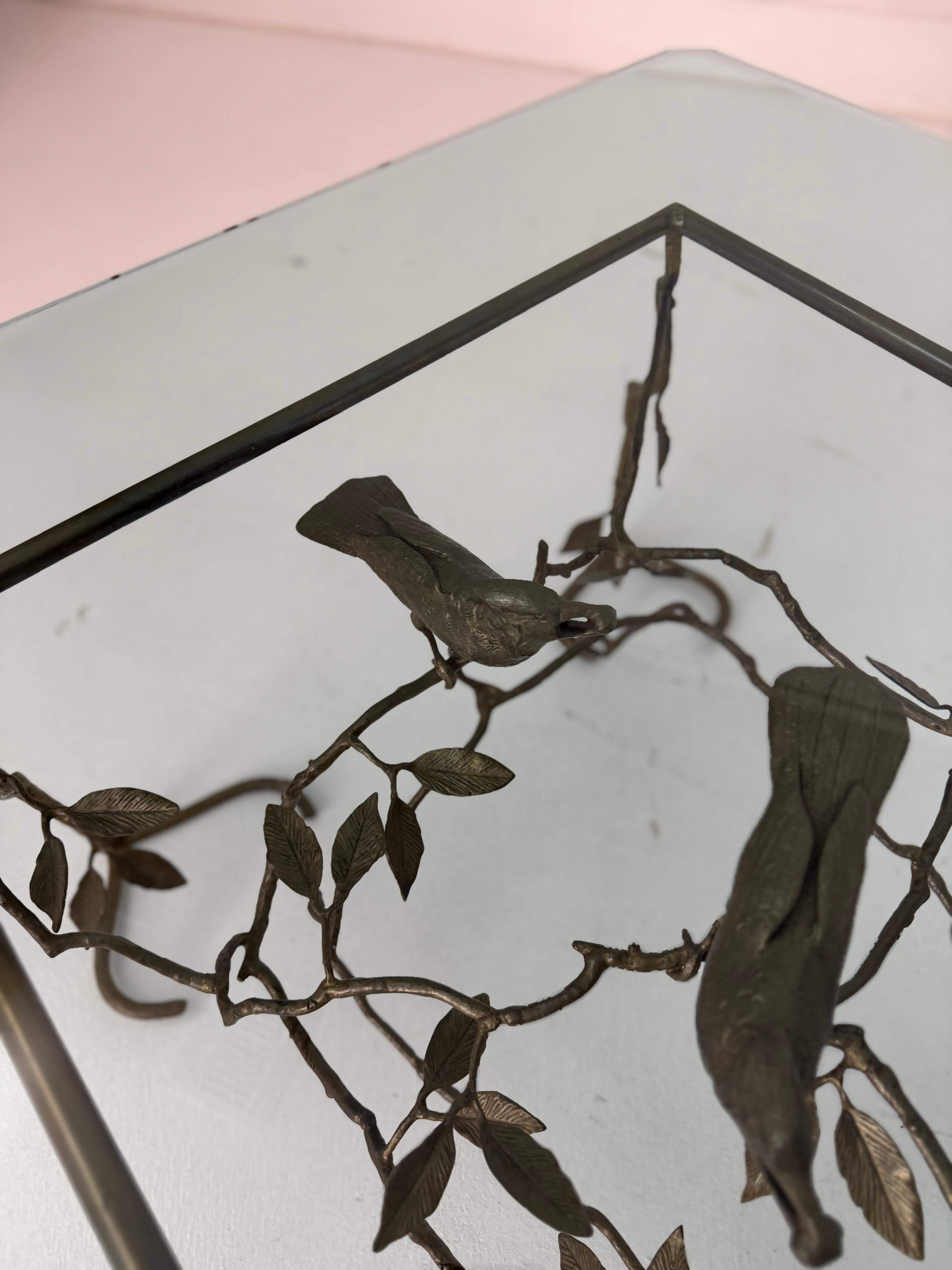 Mesa de cóctel italiana de latón fundido con pájaros y ramas en venta 2