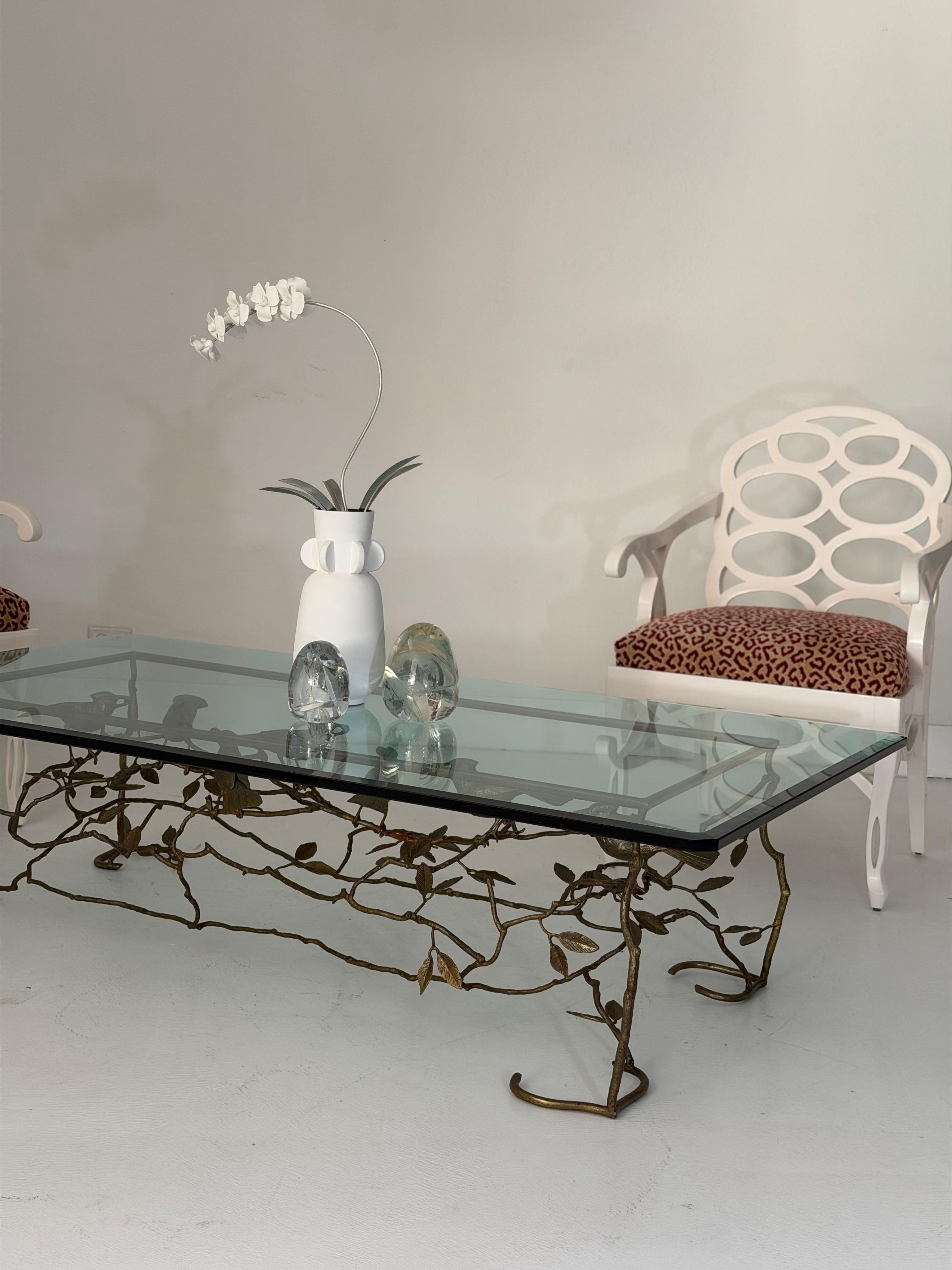 Mesa de cóctel italiana de latón fundido con pájaros y ramas en venta 5