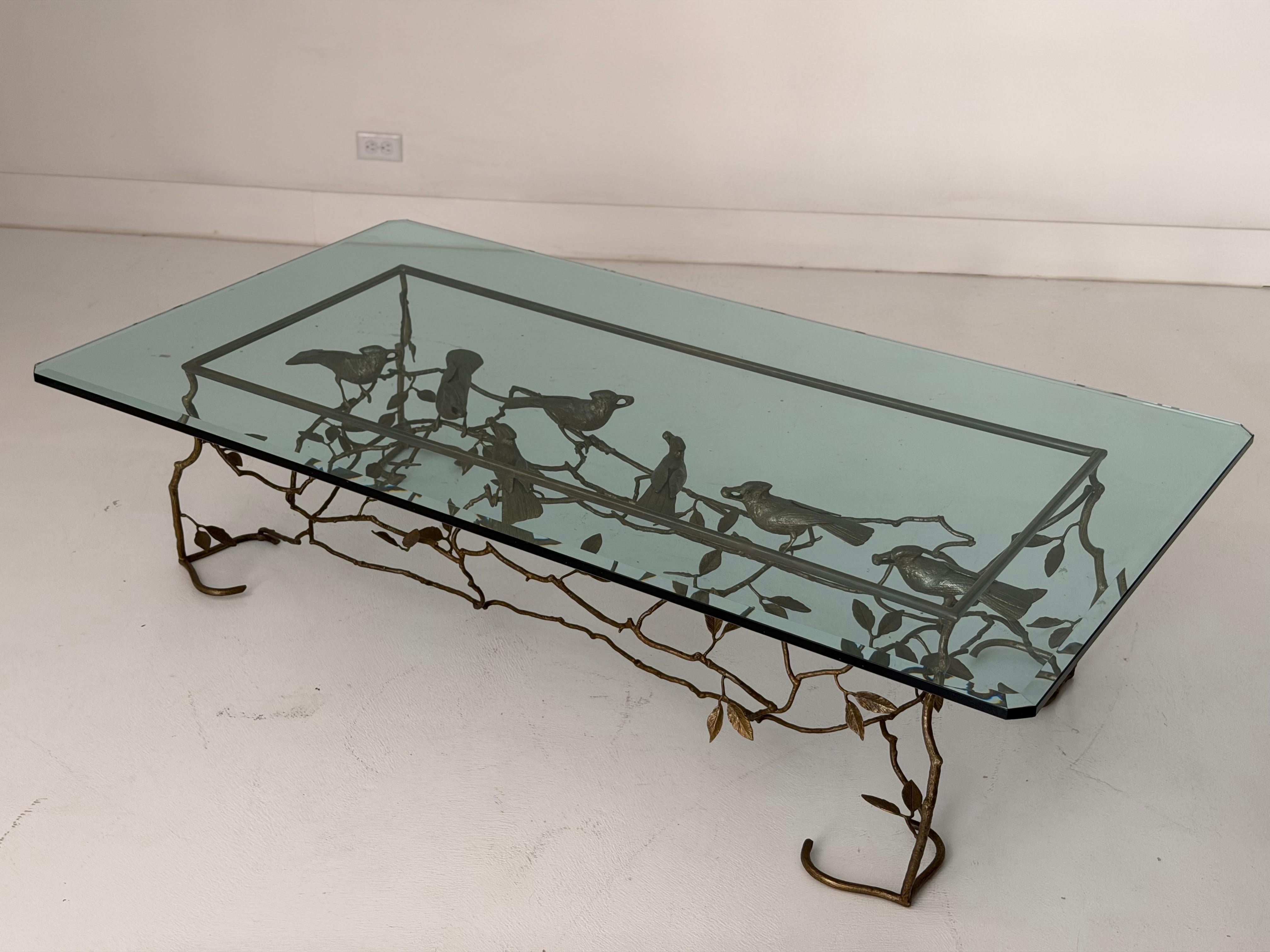Excepcional mesa de cóctel italiana de latón fundido de la década de 1970, con una intrincada base escultórica de ramas entrelazadas con pájaros posados y hojas, todo ello en latón finamente detallado.  Las aves parecen ser pájaros Jay y todas lucen