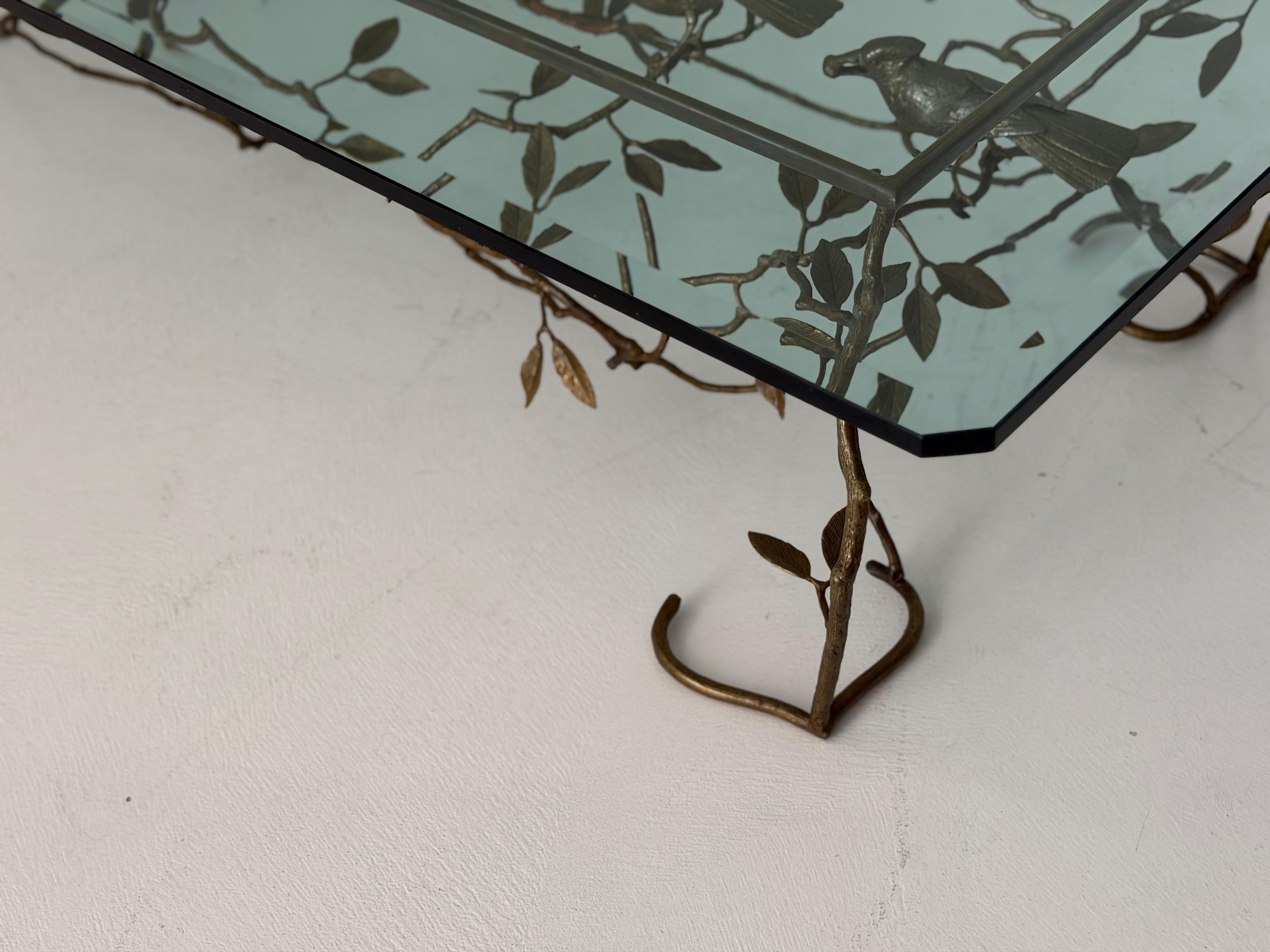 Mesa de cóctel italiana de latón fundido con pájaros y ramas Moderno de mediados de siglo en venta