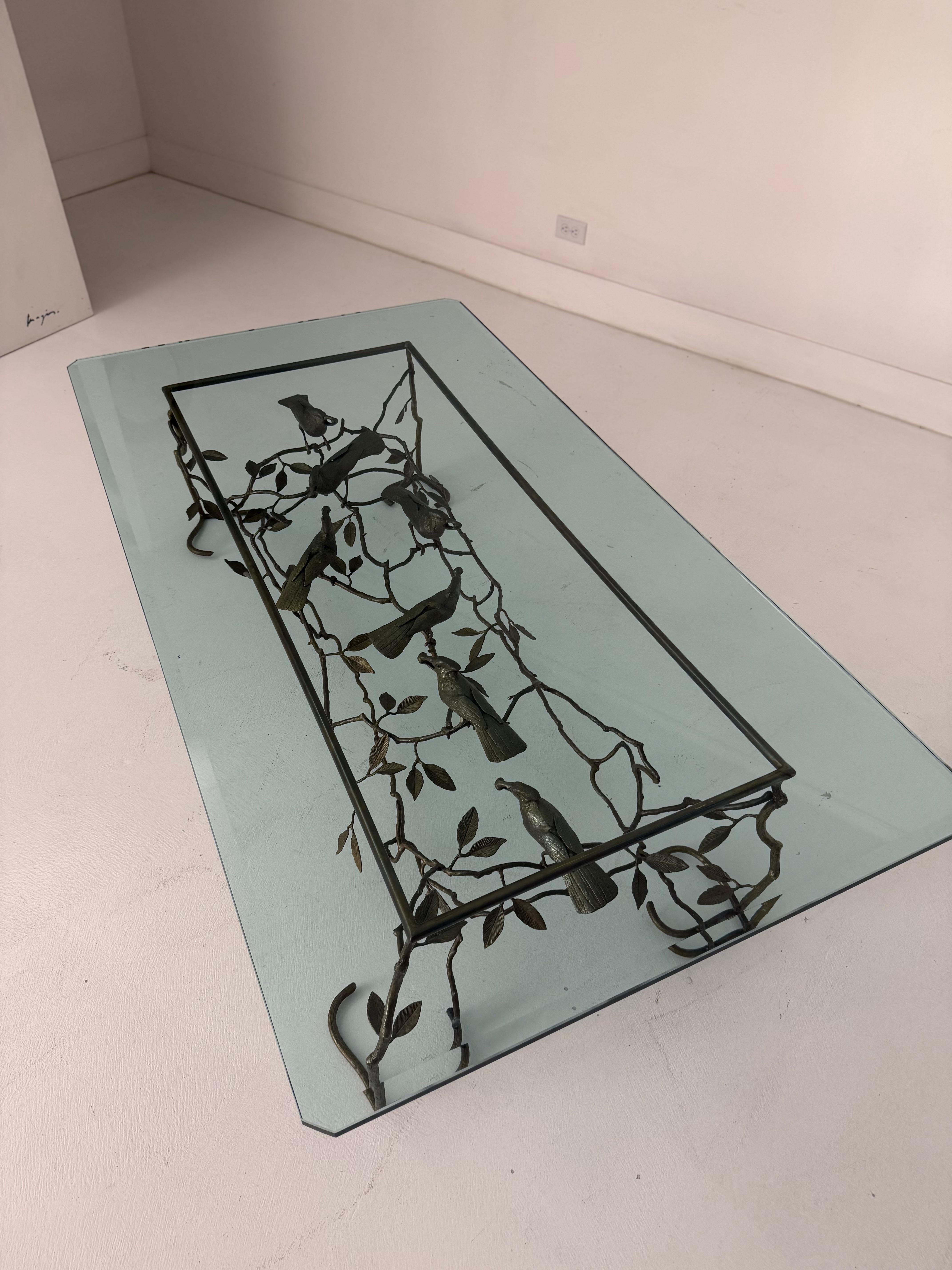 Mesa de cóctel italiana de latón fundido con pájaros y ramas Latón en venta