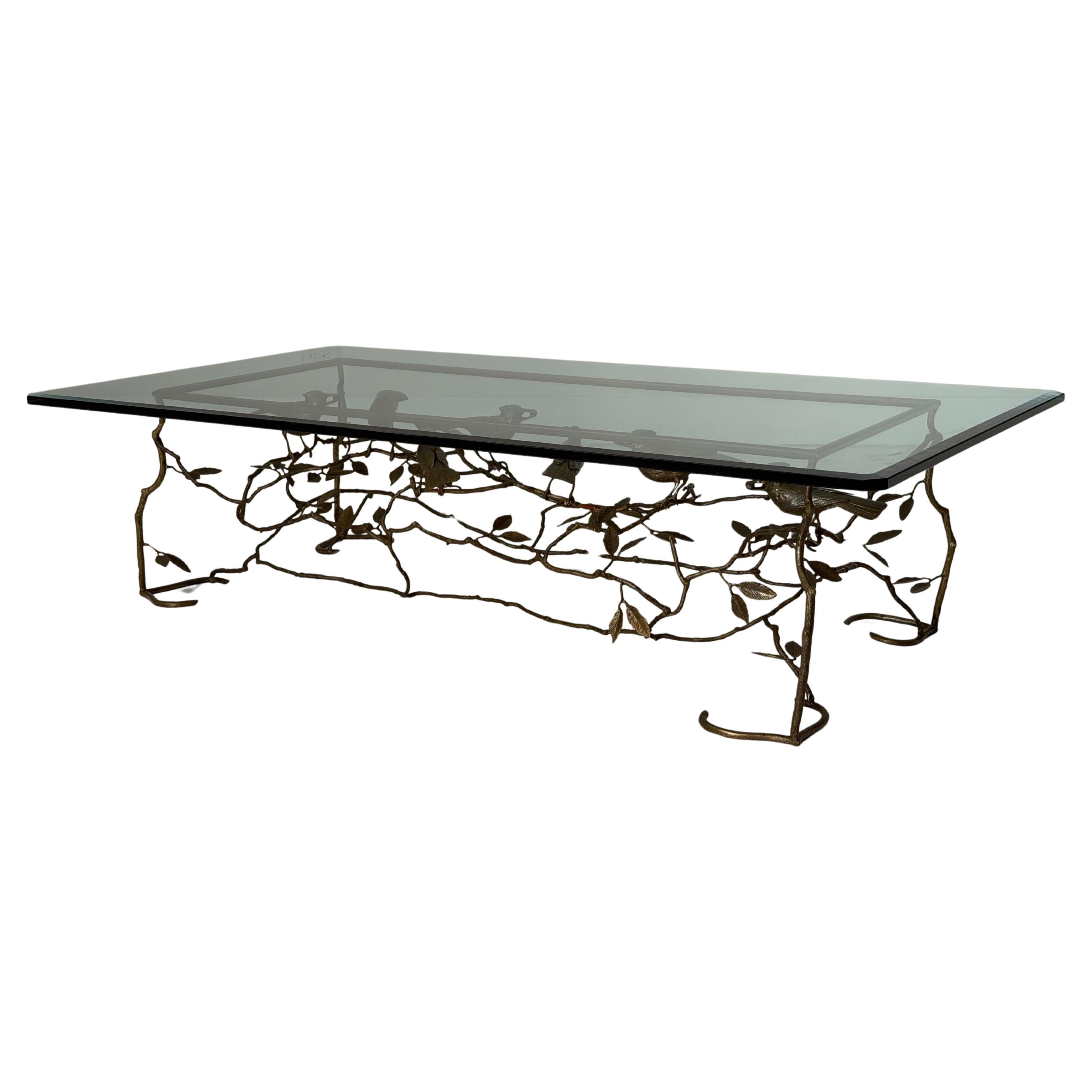 Mesa de cóctel italiana de latón fundido con pájaros y ramas en venta