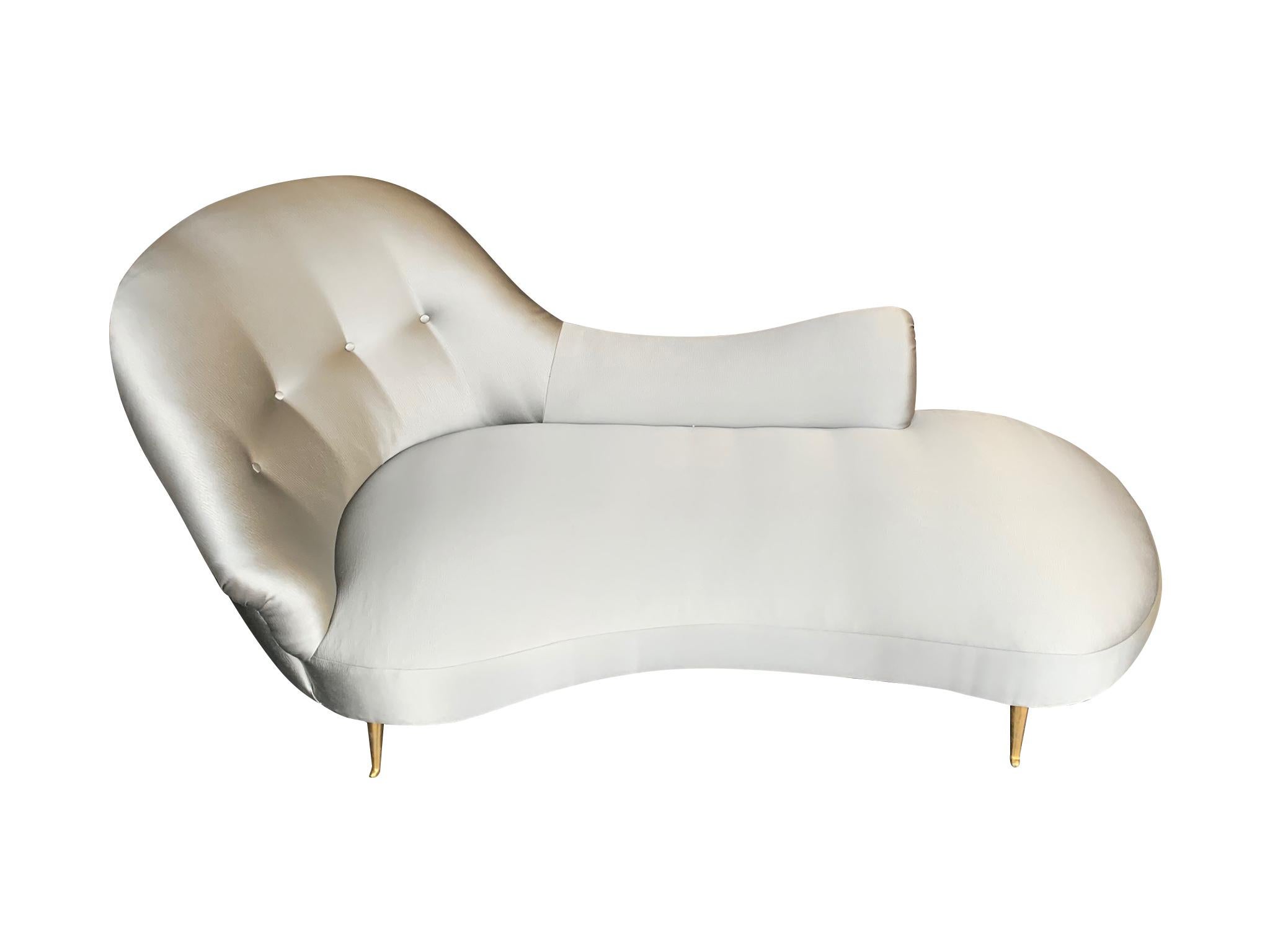 Italian Chaise Longue Upholstered in Champagne Grey Fabric with Brass Feet (Italienisch)