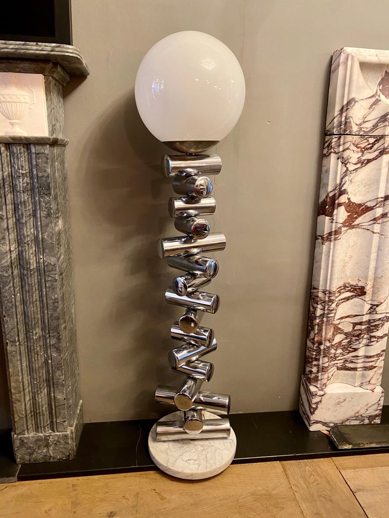 A stacked tubular designed floor lamp in chrome with Carrara marble base and opaque glass shade. 

Italian, 1960s.

  