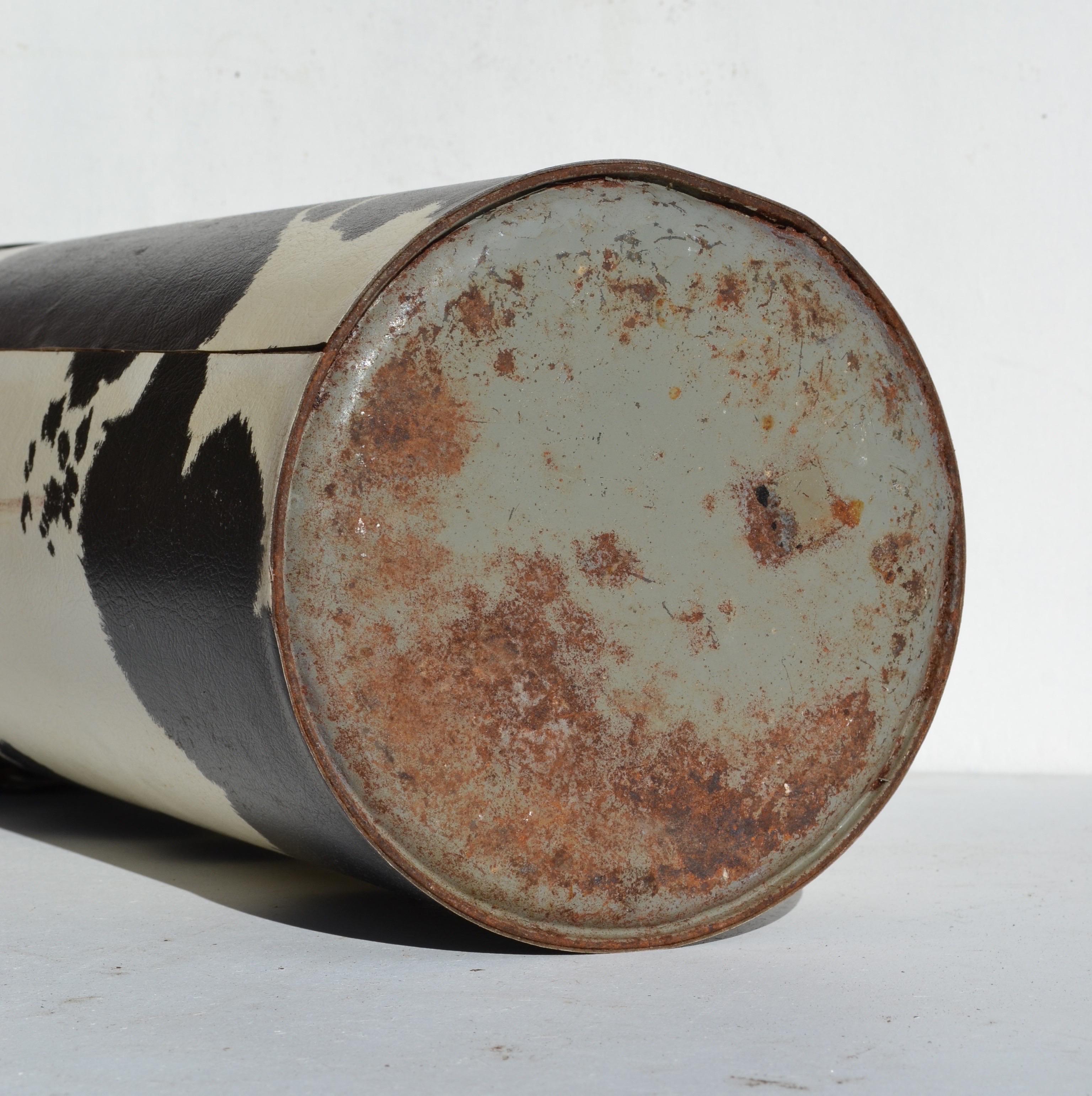 Un portaombrelli ovale rivestito in vinile bianco e nero con una vistosa grafica a forma di 