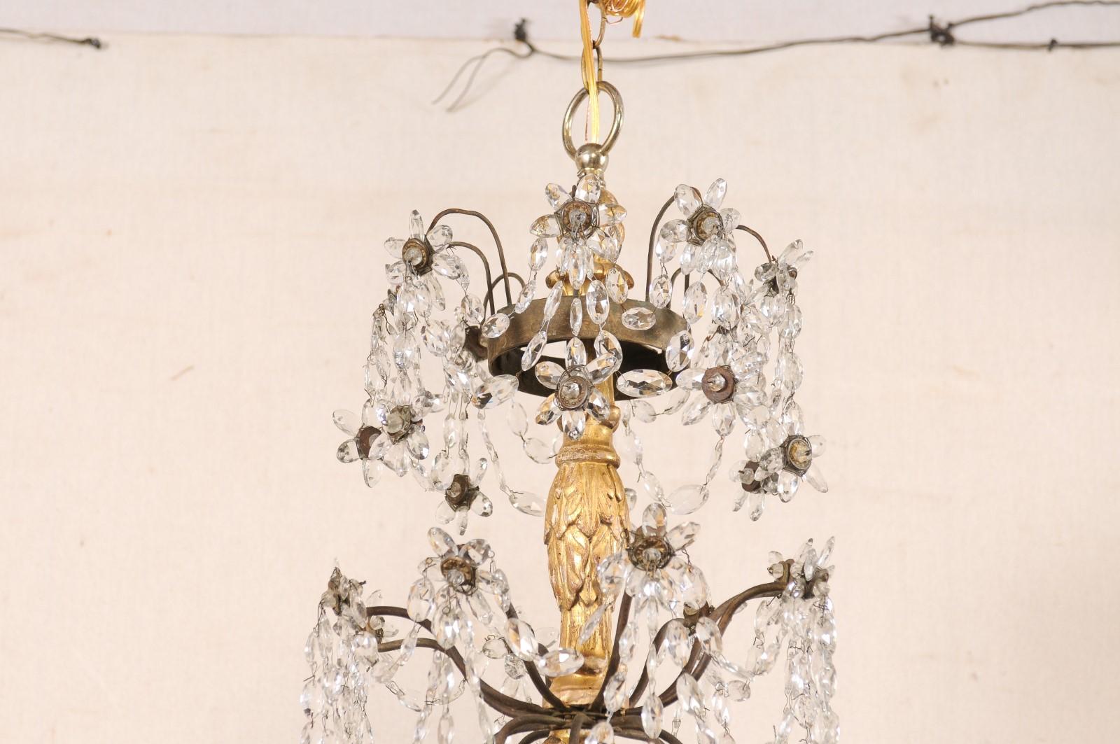 20ième siècle Lustre italien à colonnes en cristal et bois doré, recâblé pour les États-Unis en vente