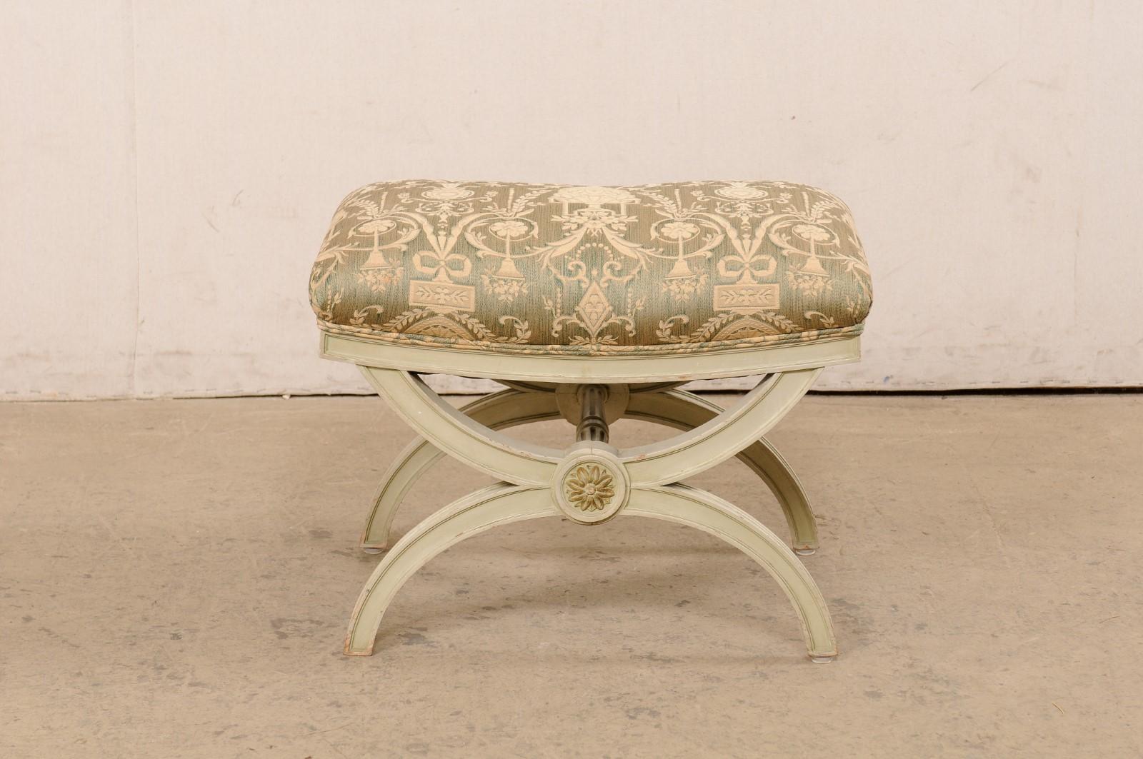 Sgabello italiano a curule con cuscino in tessuto neoclassico, metà del XX secolo in vendita 2