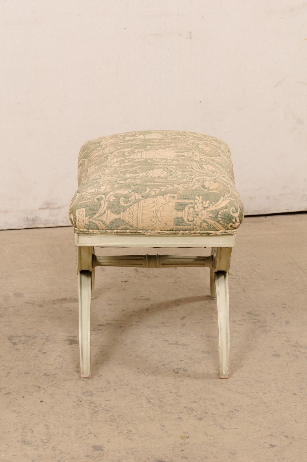 Sgabello italiano a curule con cuscino in tessuto neoclassico, metà del XX secolo in vendita 4
