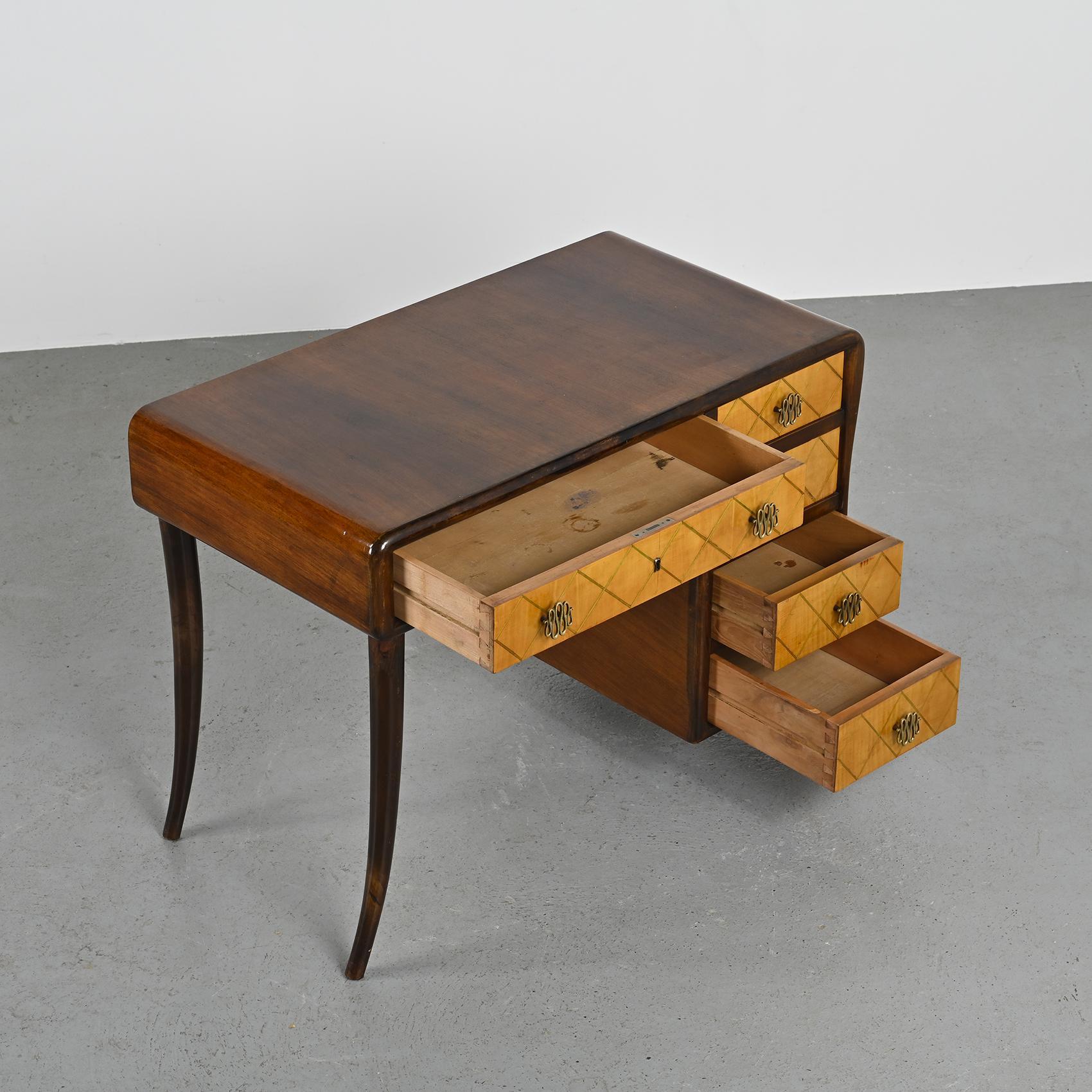 An Italian Desk attributed to Osvaldo Borsani, circa 1940 In Good Condition For Sale In VILLEURBANNE, FR