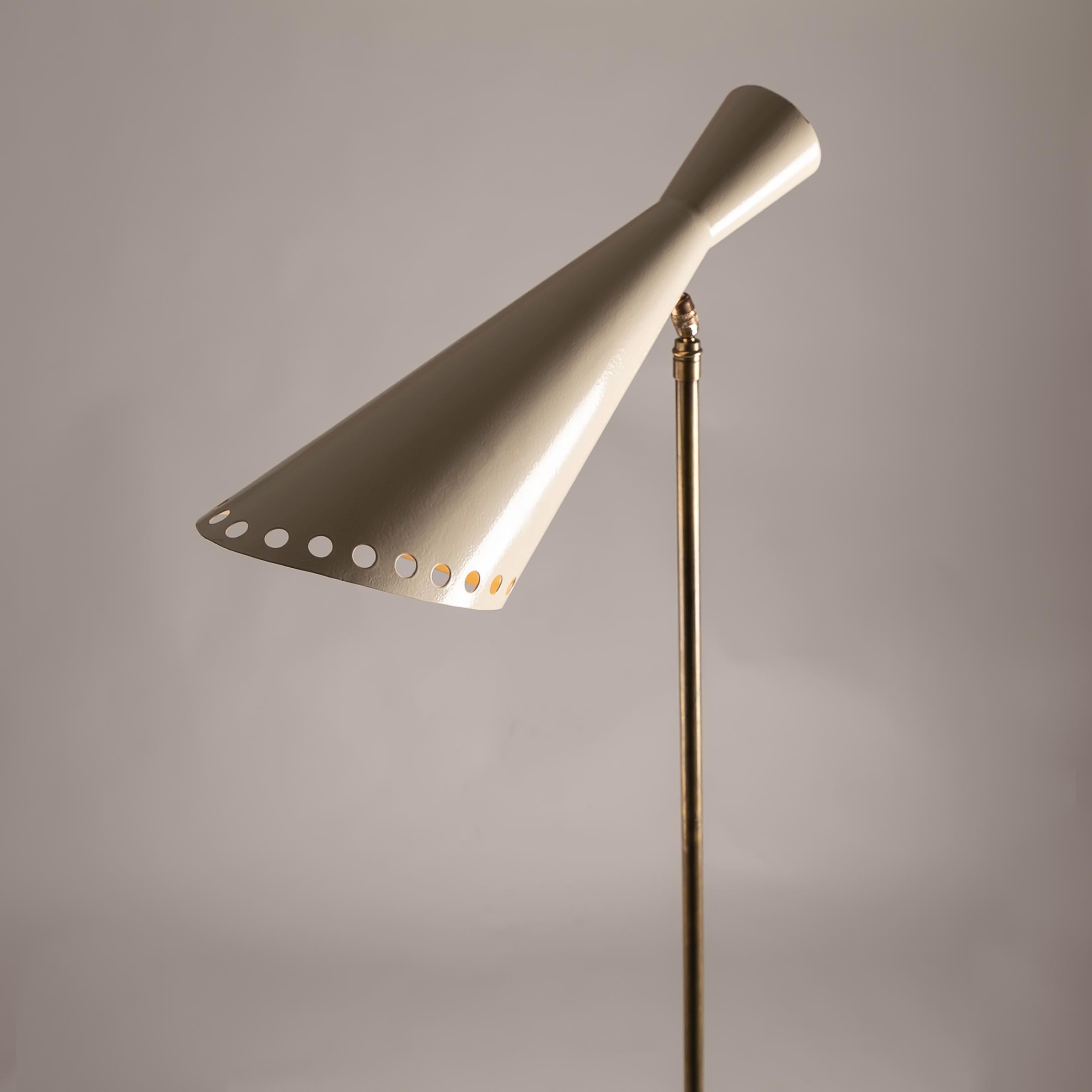 Mid-Century Modern An Italian Diabolo floor Lamp in Brass and Metal Lacquered, 1950s For Sale