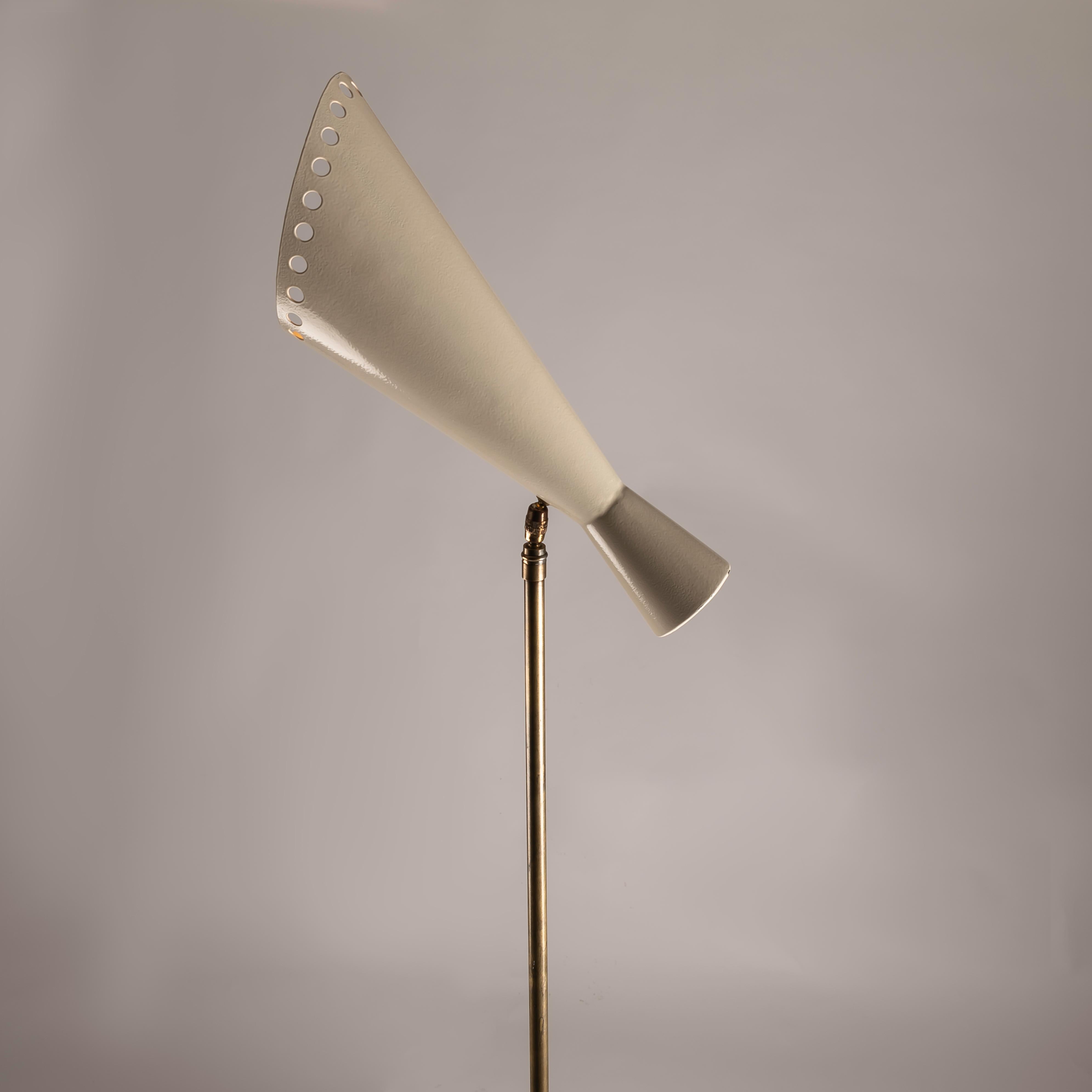 An Italian Diabolo floor Lamp in Brass and Metal Lacquered, 1950s In Good Condition For Sale In BARCELONA, ES
