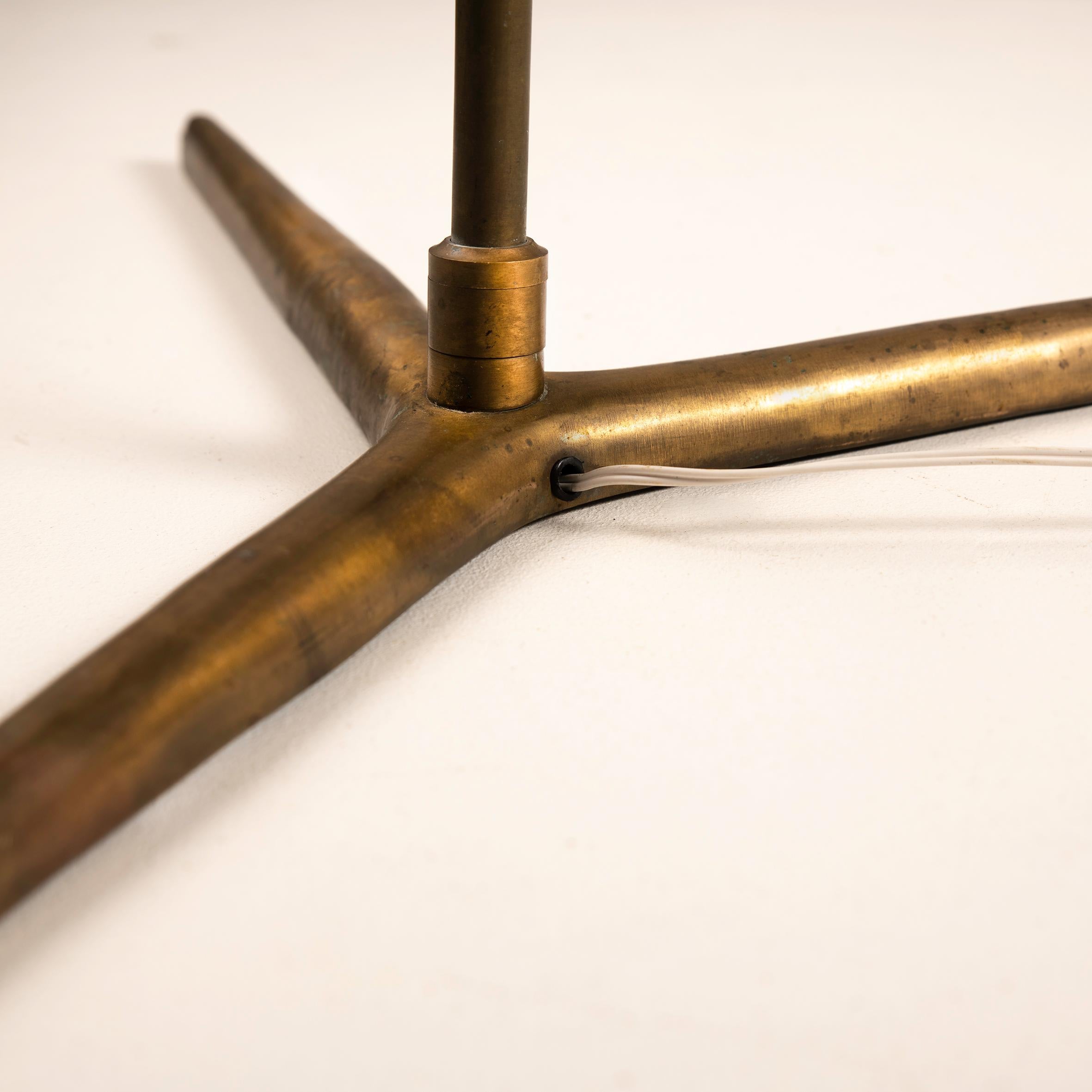 Mid-20th Century An Italian Diabolo floor Lamp in Brass and Metal Lacquered, 1950s For Sale