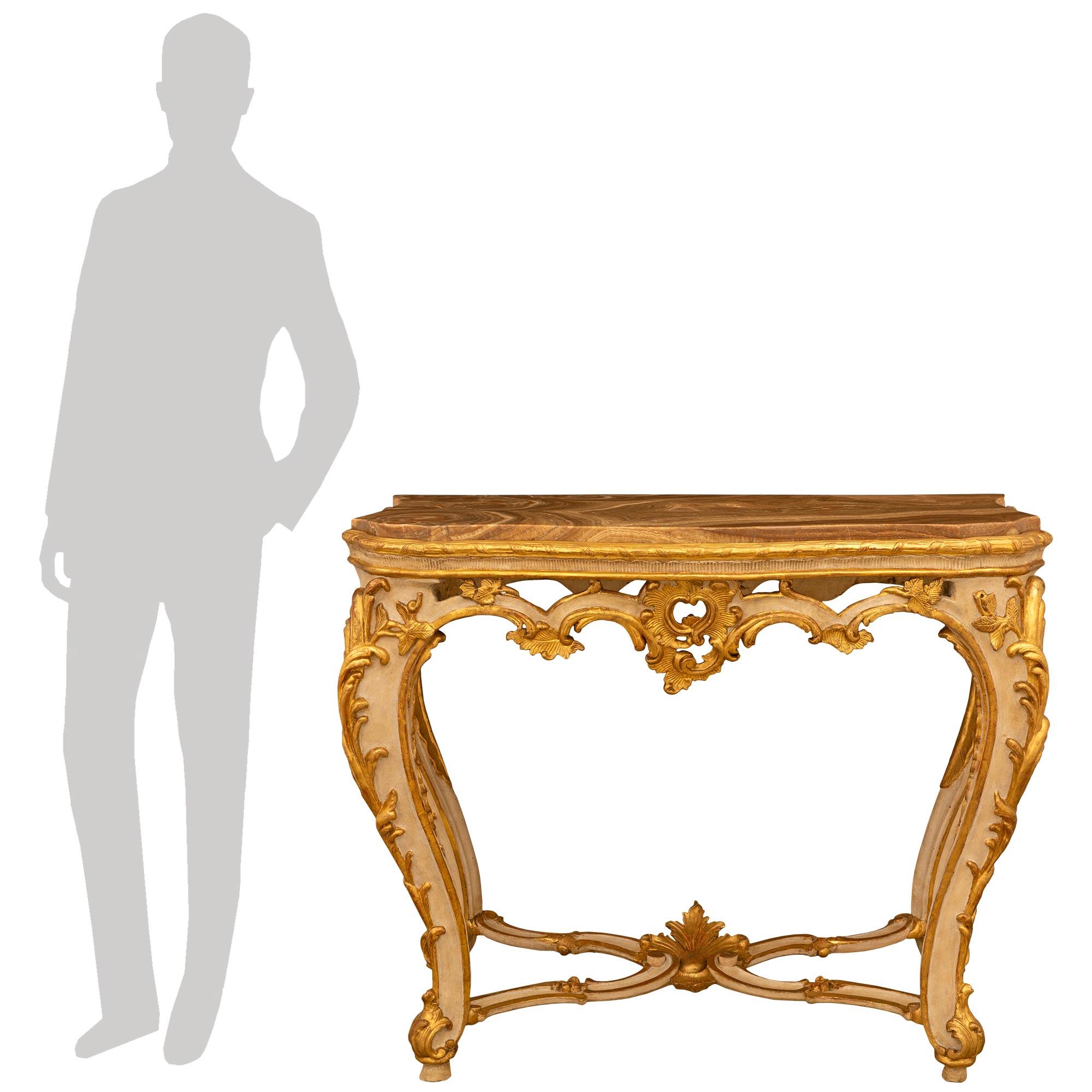 Eine atemberaubende und sehr attraktive italienische Konsole aus dem frühen 18. Jahrhundert aus venezianischem St. Giltwood, patiniertem Holz und Alabastro Fiorito-Marmor. Diese sehr beeindruckende, freistehende Konsole steht auf vier