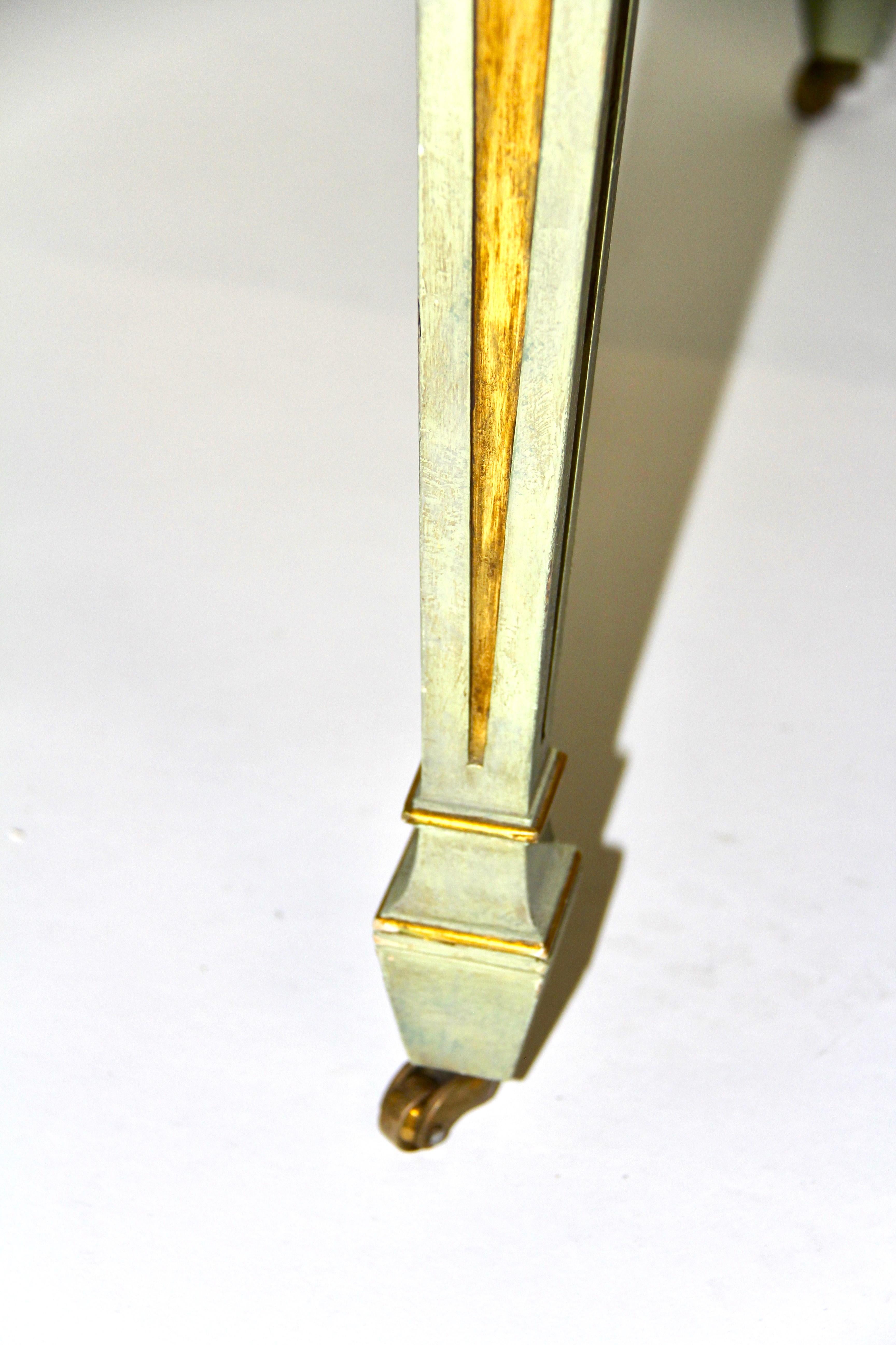 Table basse italienne en verre peint et bois peint et doré en vente 10