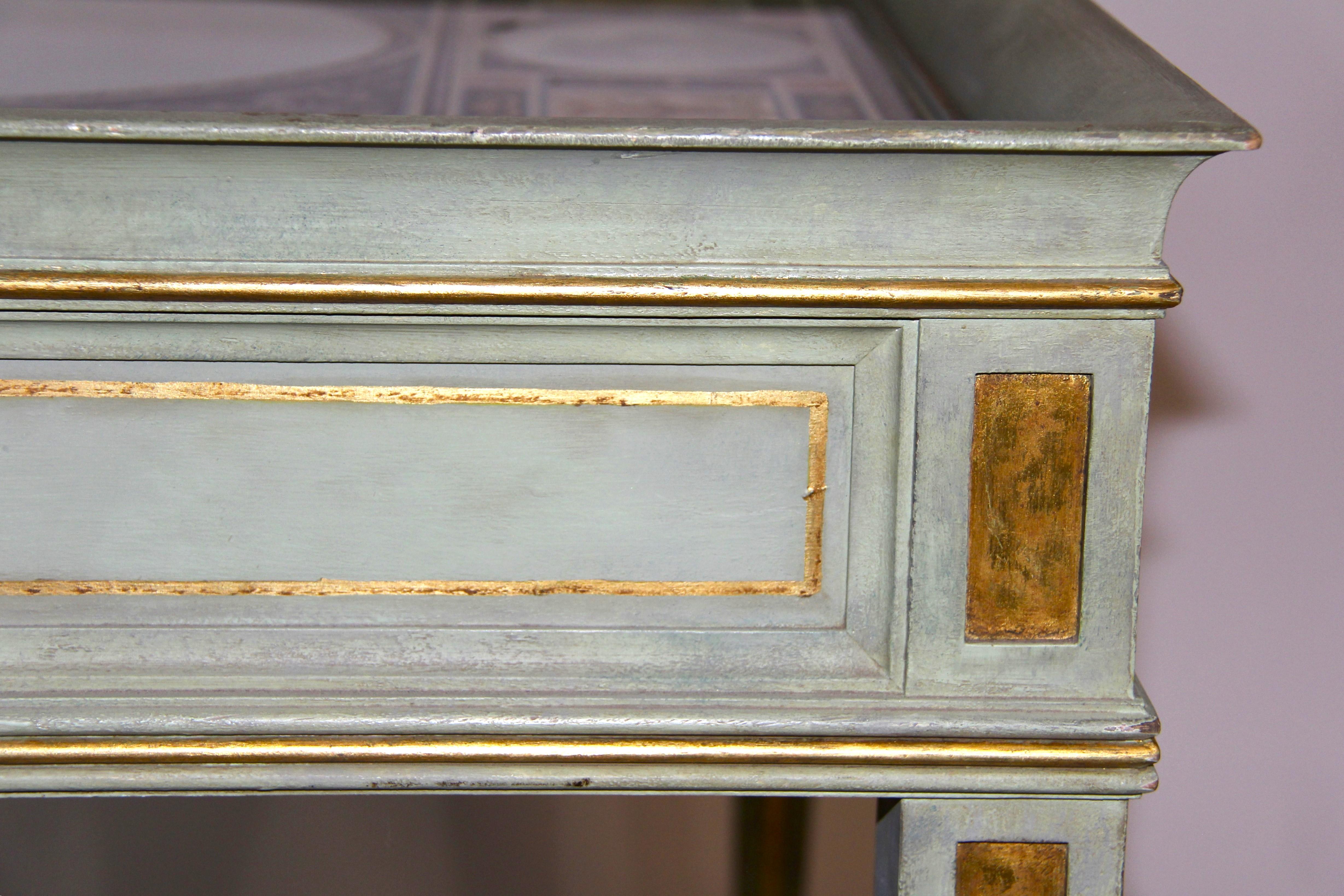 Table basse italienne en verre peint et bois peint et doré en vente 11