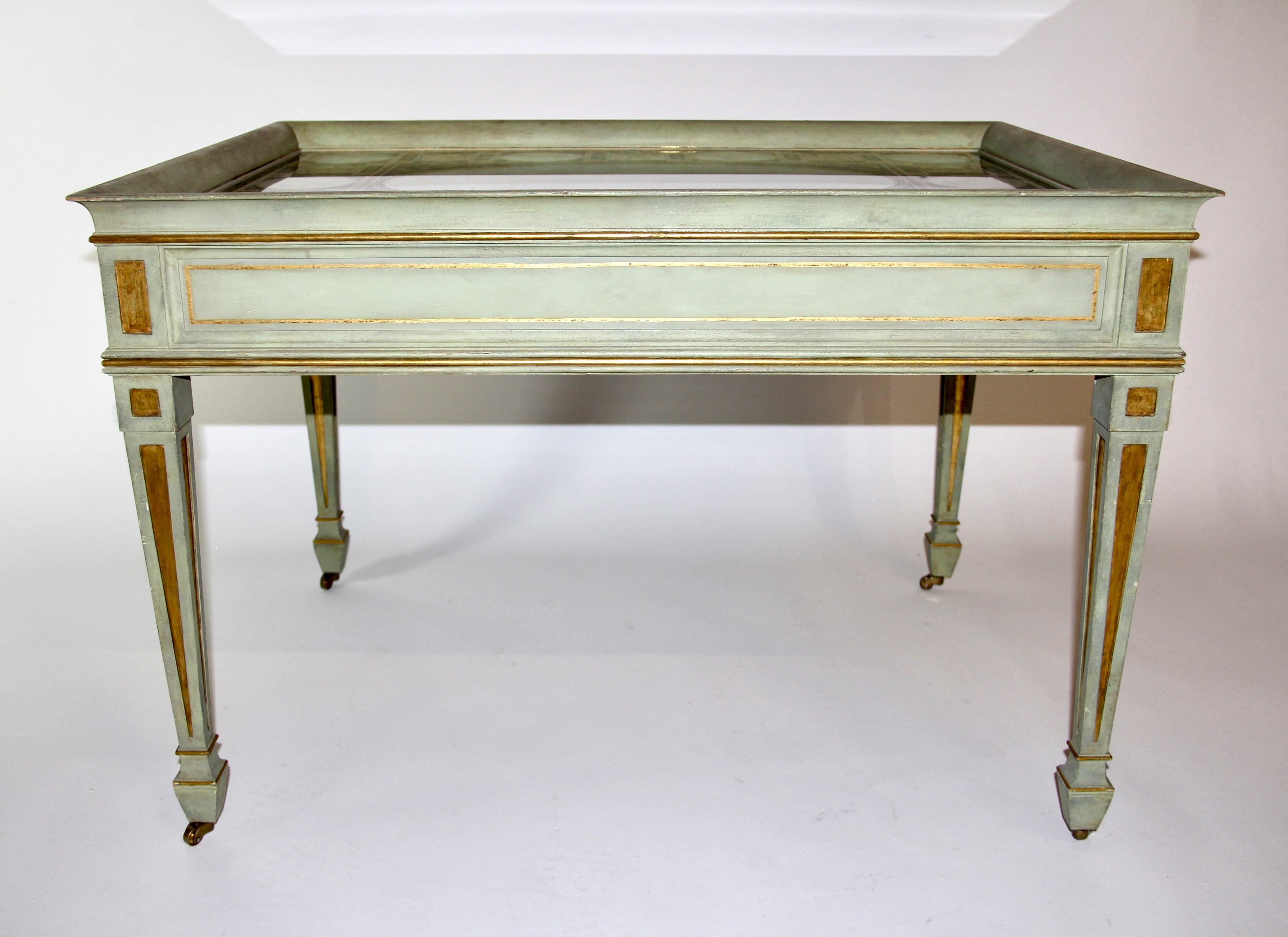 Table basse italienne en verre peint et bois peint et doré en vente 12