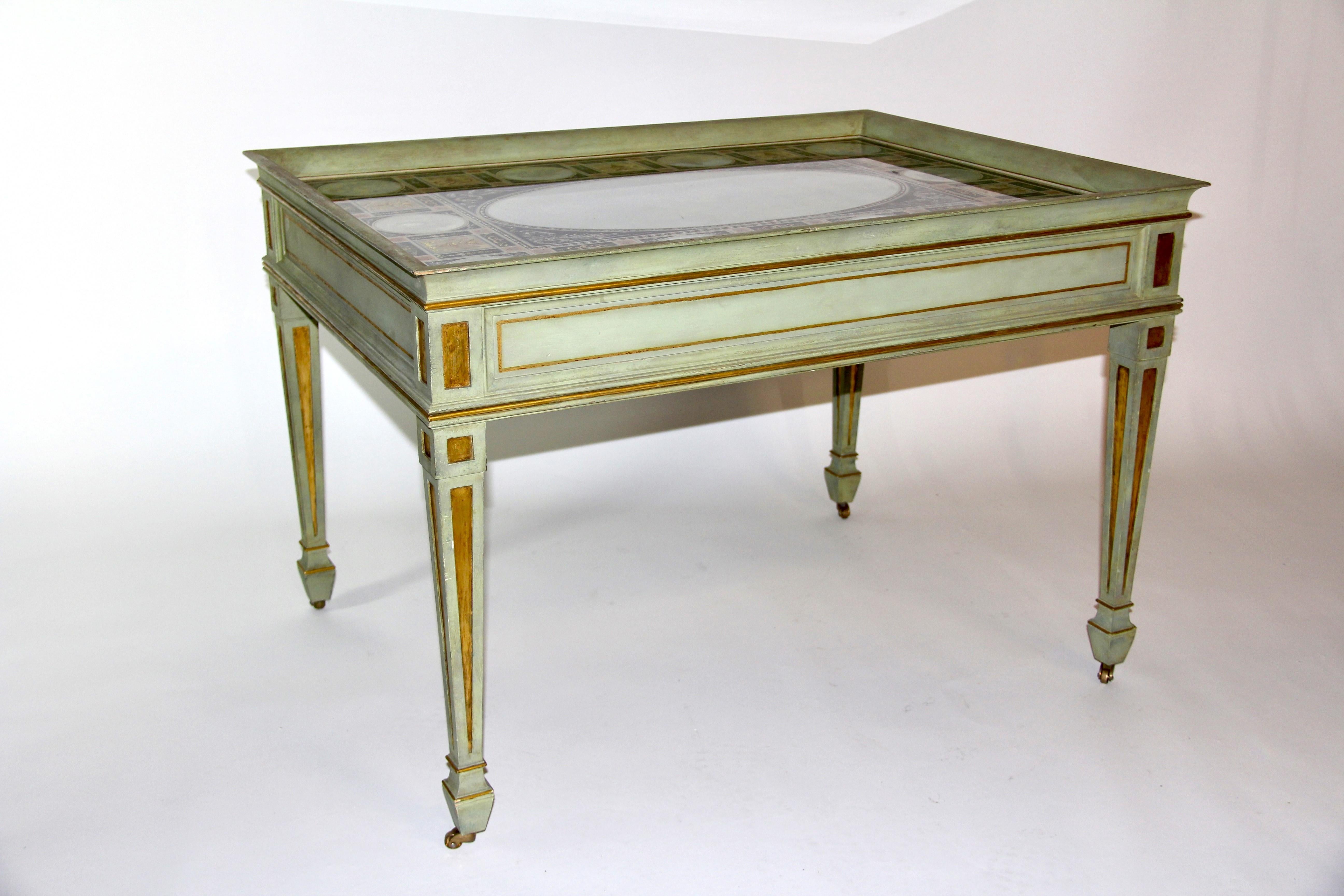Néoclassique Table basse italienne en verre peint et bois peint et doré en vente