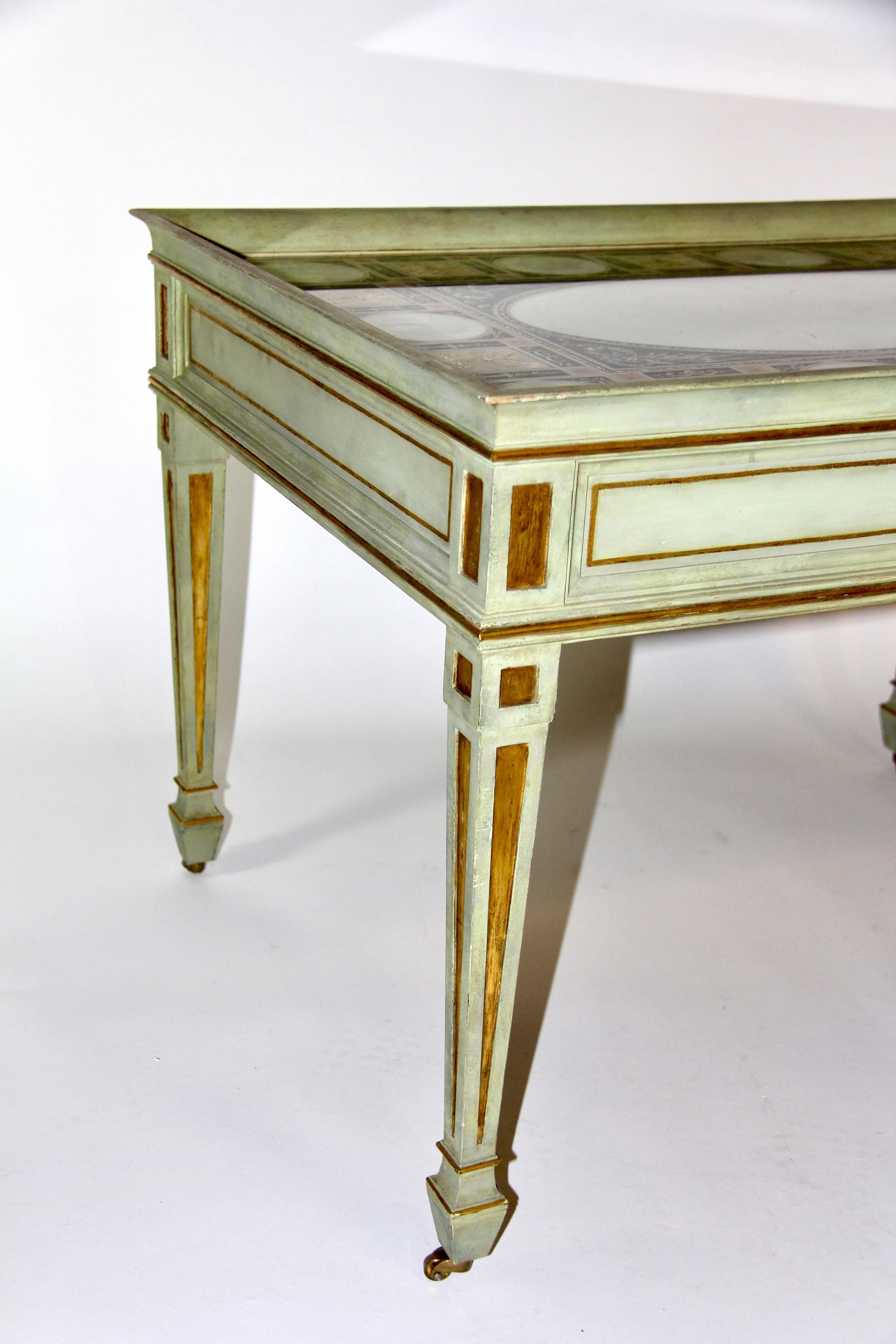 Sculpté à la main Table basse italienne en verre peint et bois peint et doré en vente