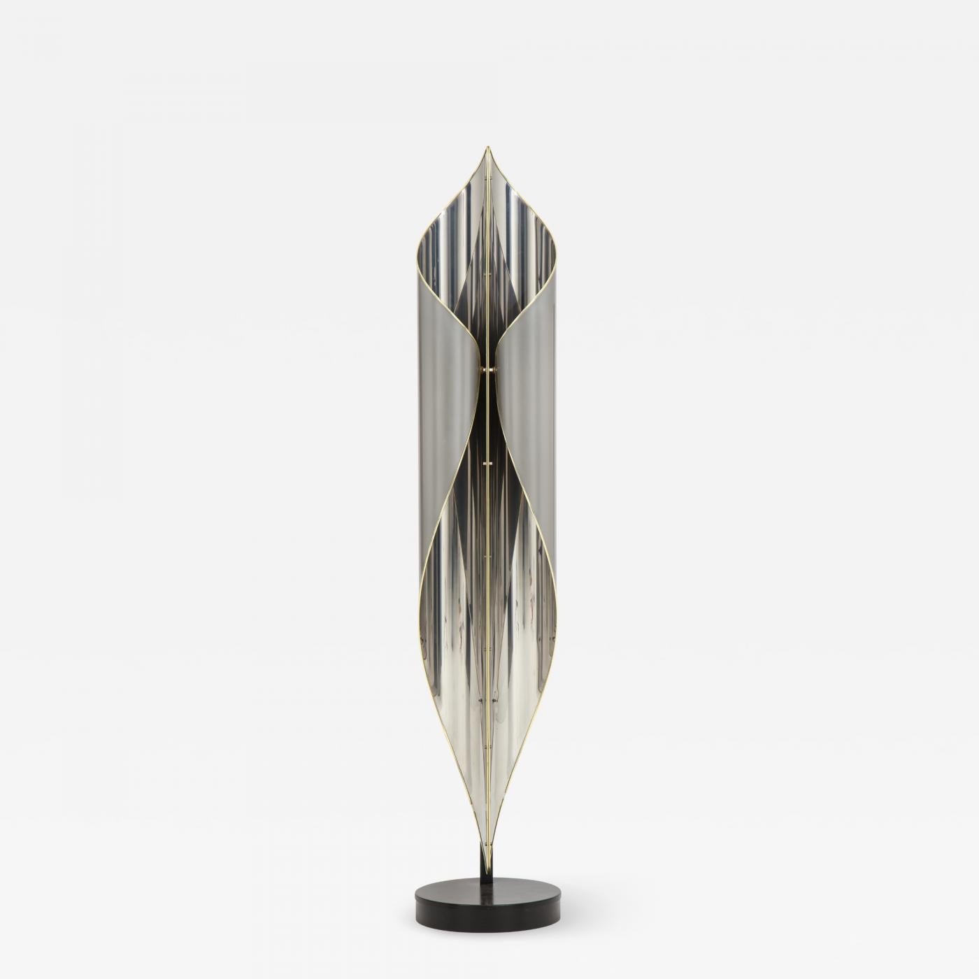 An Italian floor lamp in chrome and steel combined with brass details. Circa 1970s.
       