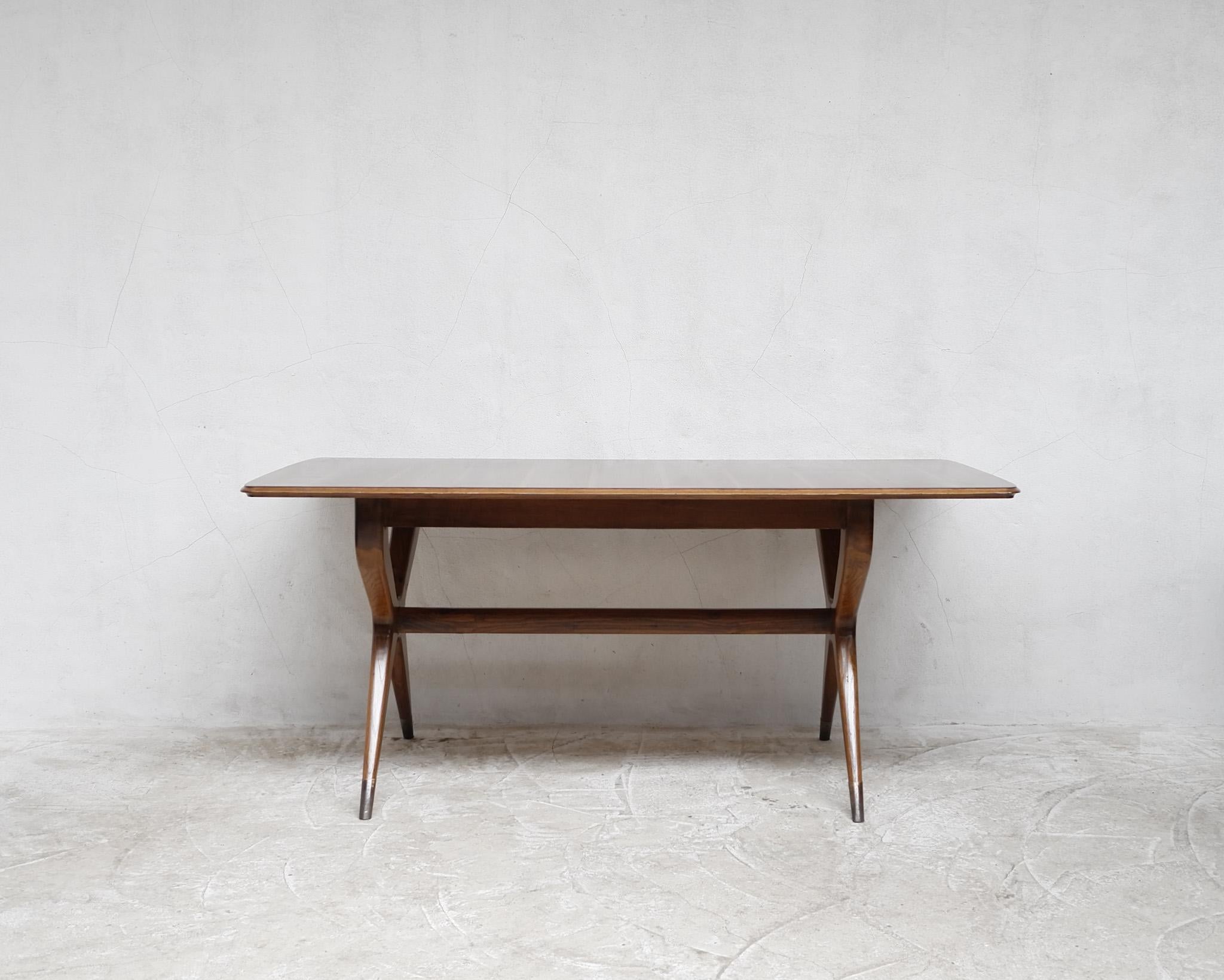 A C.1950s Italian oak dinning table/large desk in the Gio Ponti style.

Beautifully patterned veneer top on solid oak base.

Fully restored in our London workshop.

-

We offer free shipping to the USA/Canada through Fedex with this item.