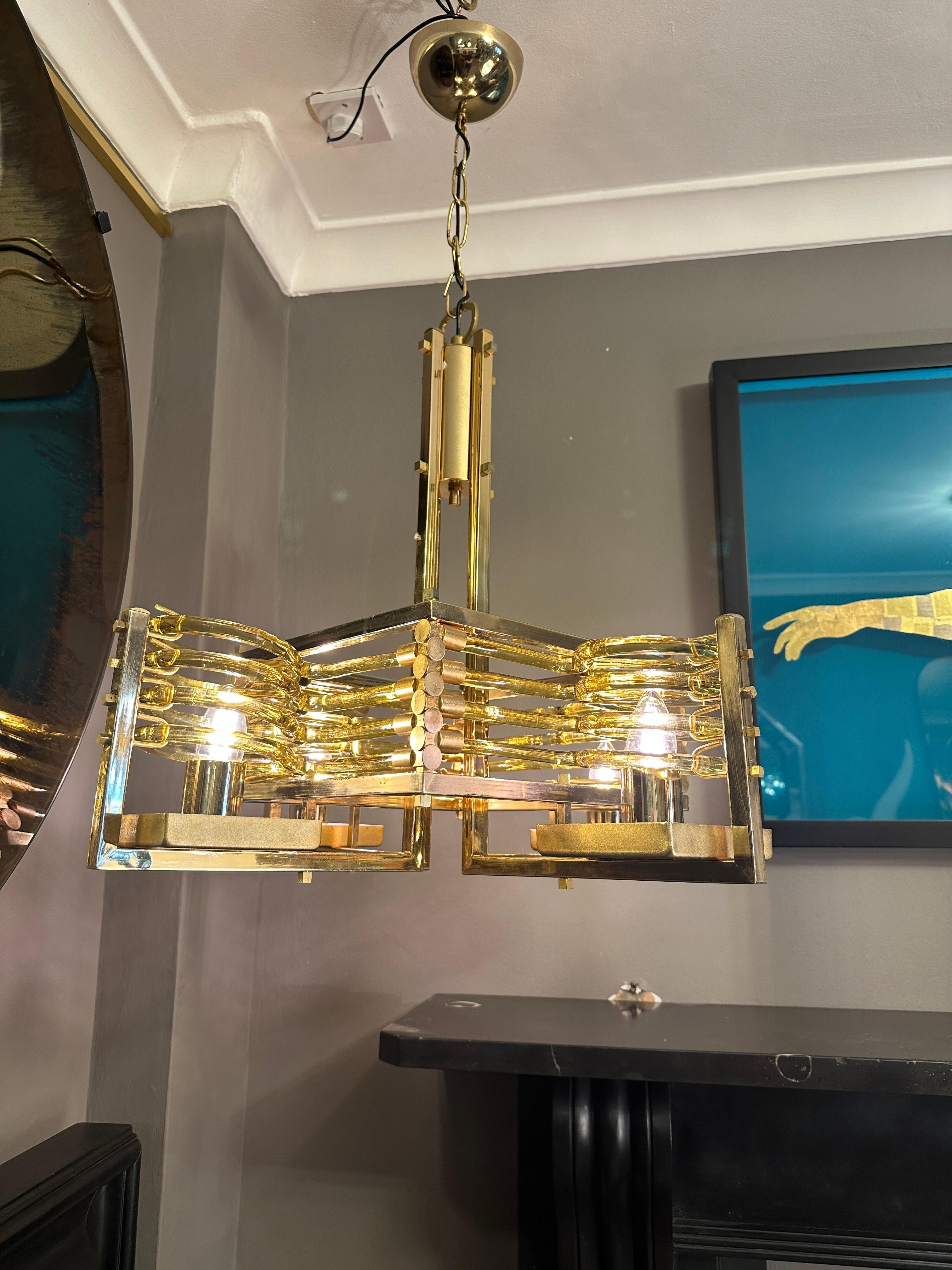 Un modello raro di Gaetano Sciolari in placca d'oro e diffusori tubolari in vetro di Murano ambra/oro. Pezzi di metà secolo di ottima qualità, tipici del design modernista di Sciolaris. 

Angelo Gaetano Sciolari (1927-1994) era il proprietario di
