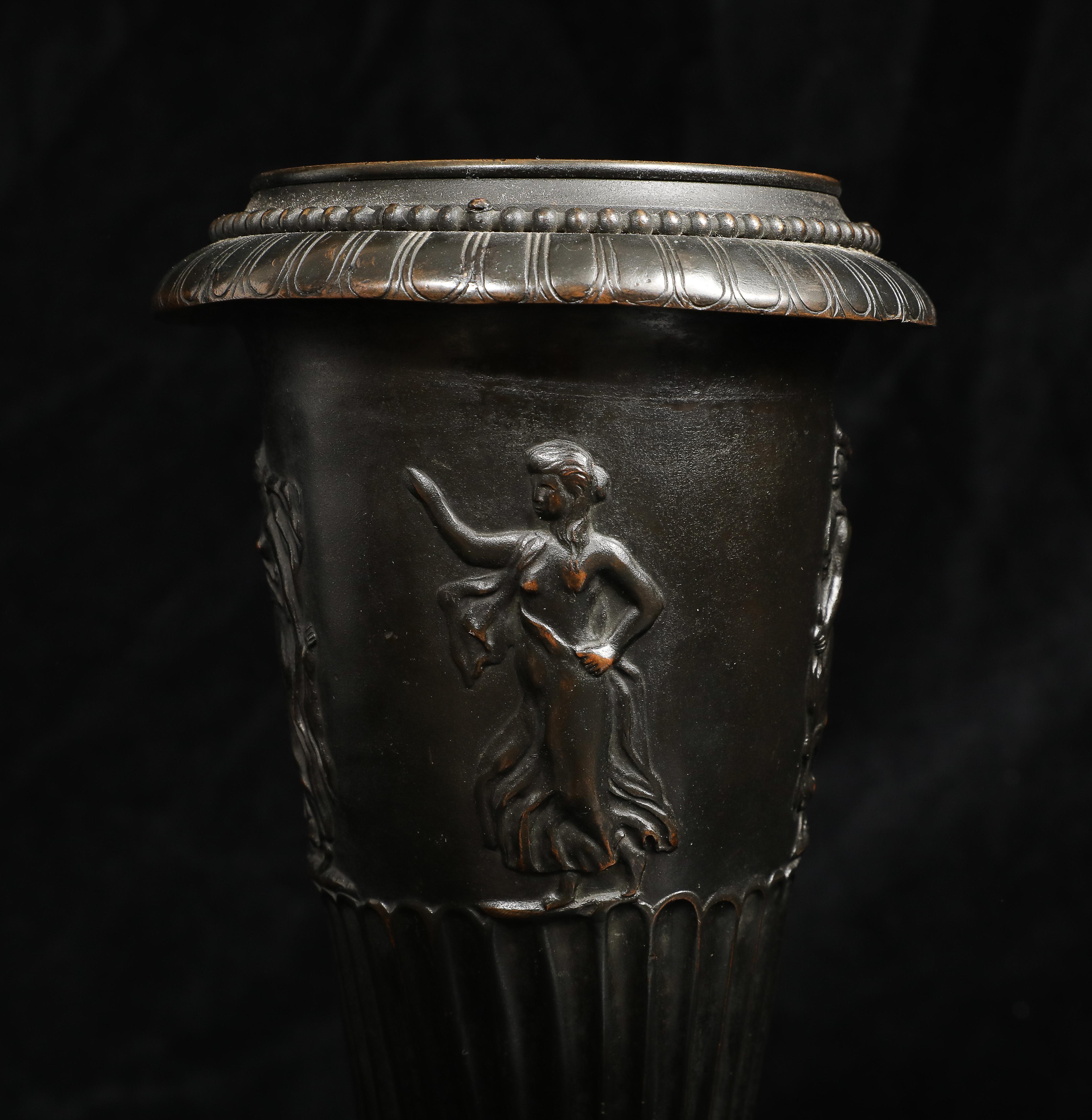 Un Rhyton in bronzo patinato del Grand Tour italiano con cavallo alato su base in marmo in vendita 3