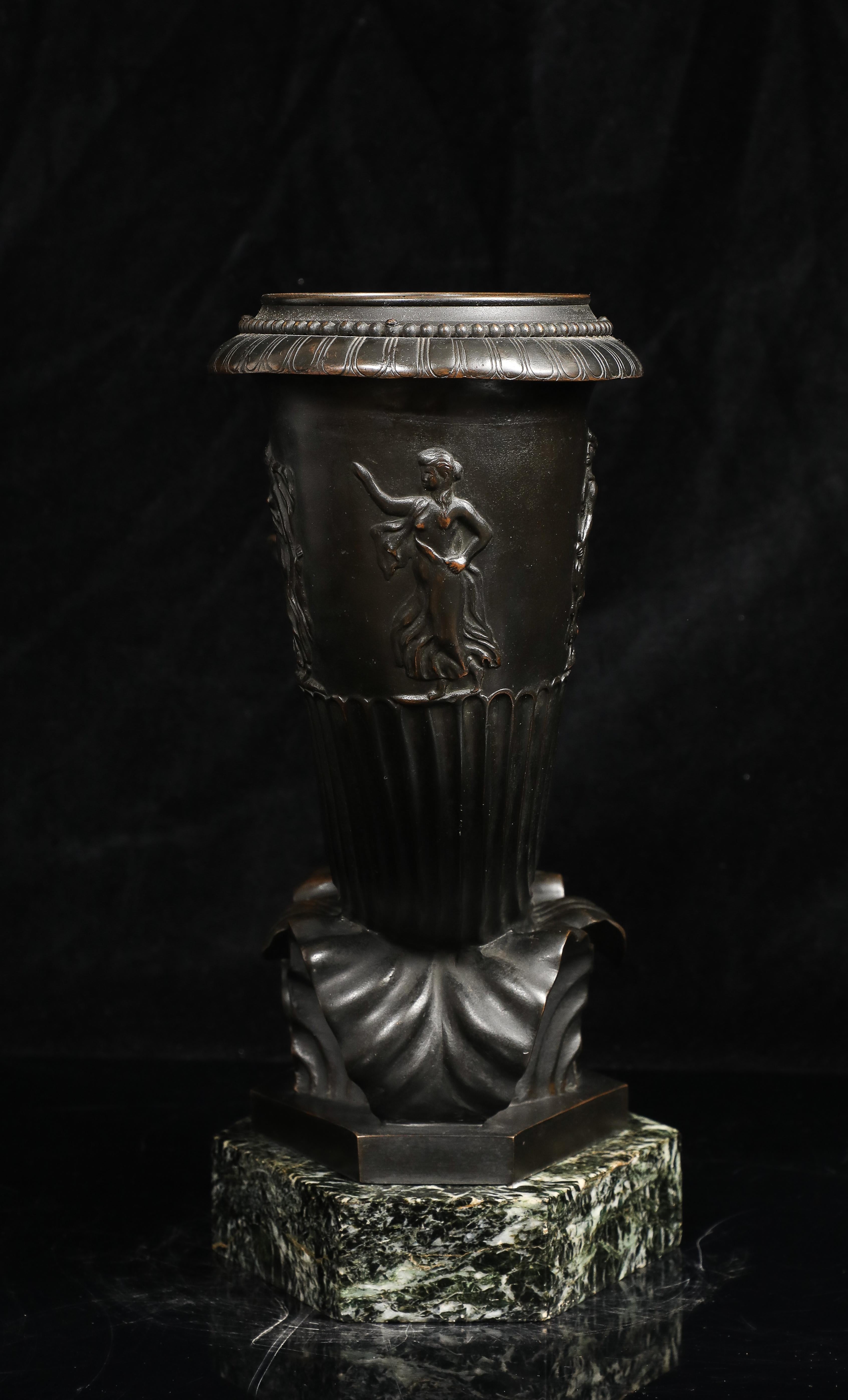 Un Rhyton in bronzo patinato del Grand Tour italiano con cavallo alato su base in marmo in vendita 4