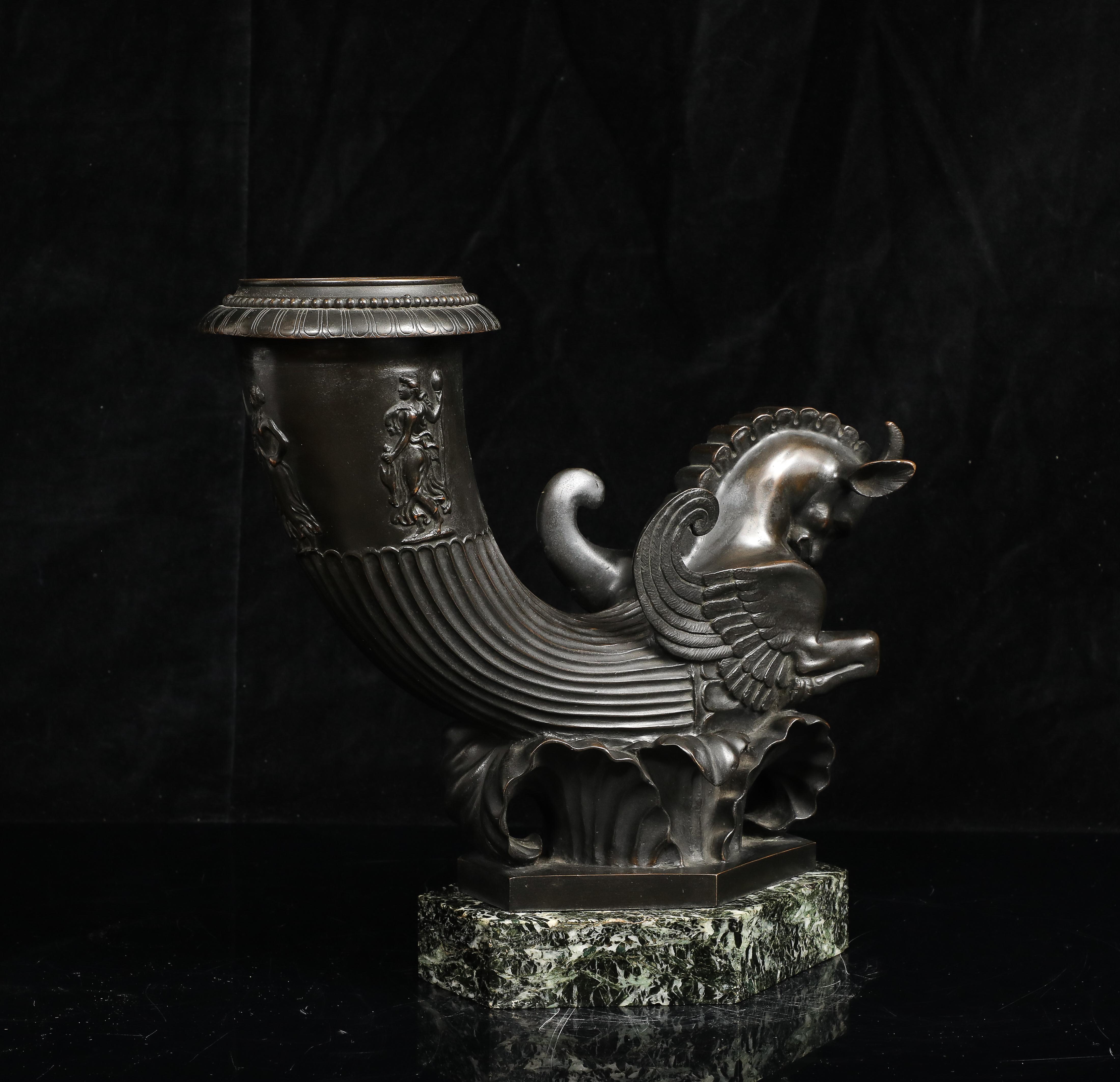 Un Rhyton in bronzo patinato del Grand Tour italiano con cavallo alato su base in marmo in vendita 5