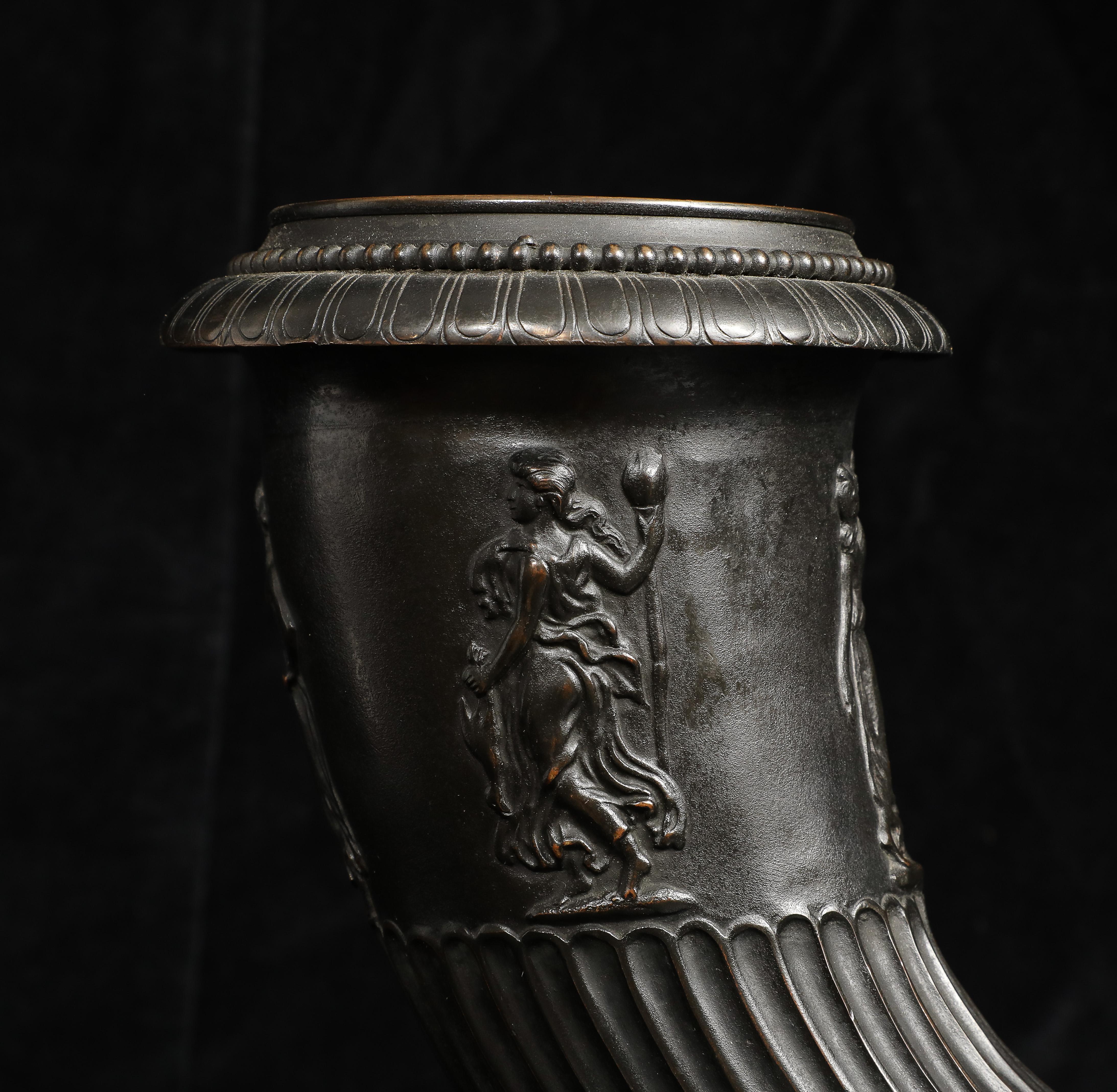 Un Rhyton in bronzo patinato del Grand Tour italiano con cavallo alato su base in marmo in vendita 6