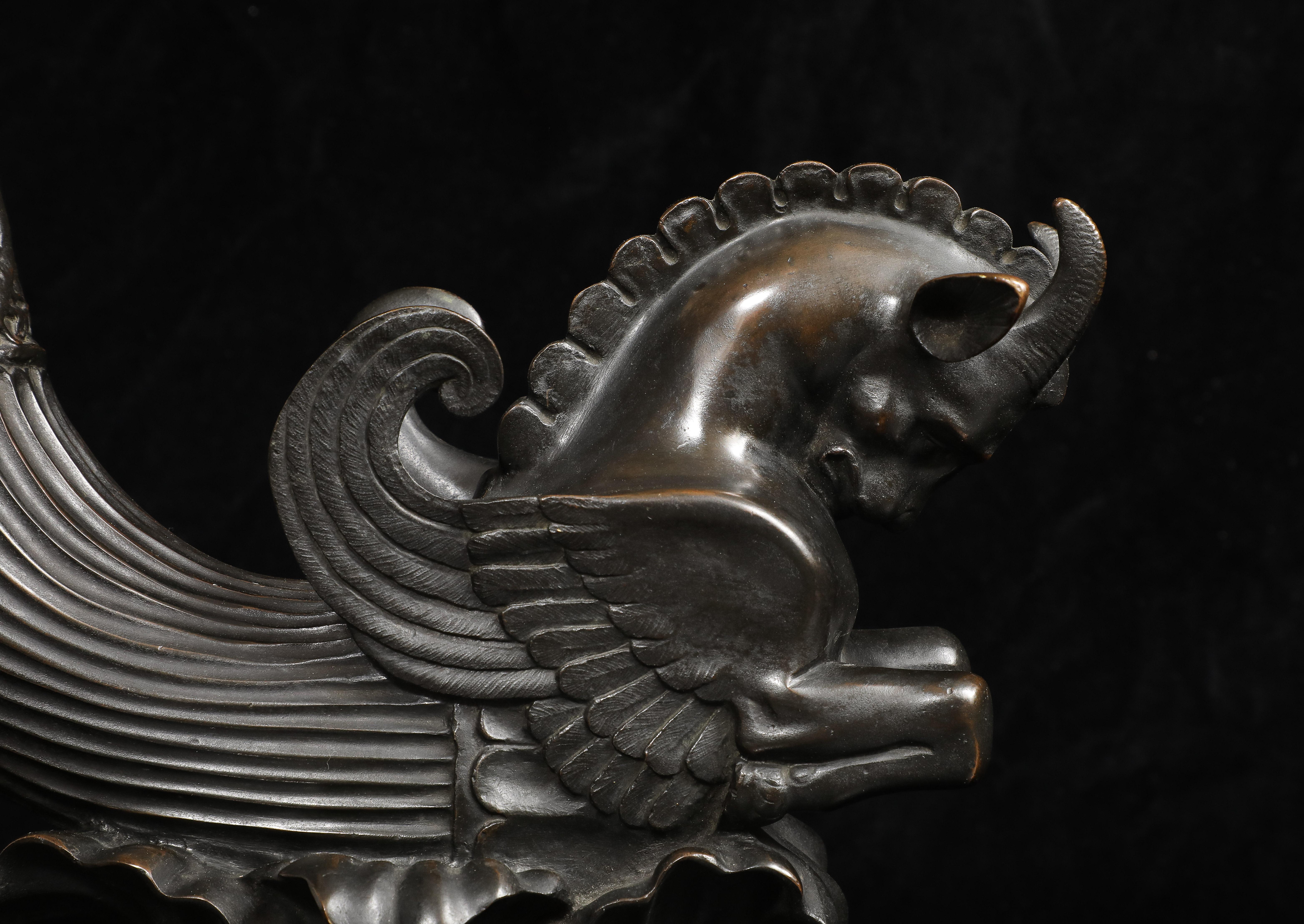 Un Rhyton in bronzo patinato del Grand Tour italiano con cavallo alato su base in marmo in vendita 7