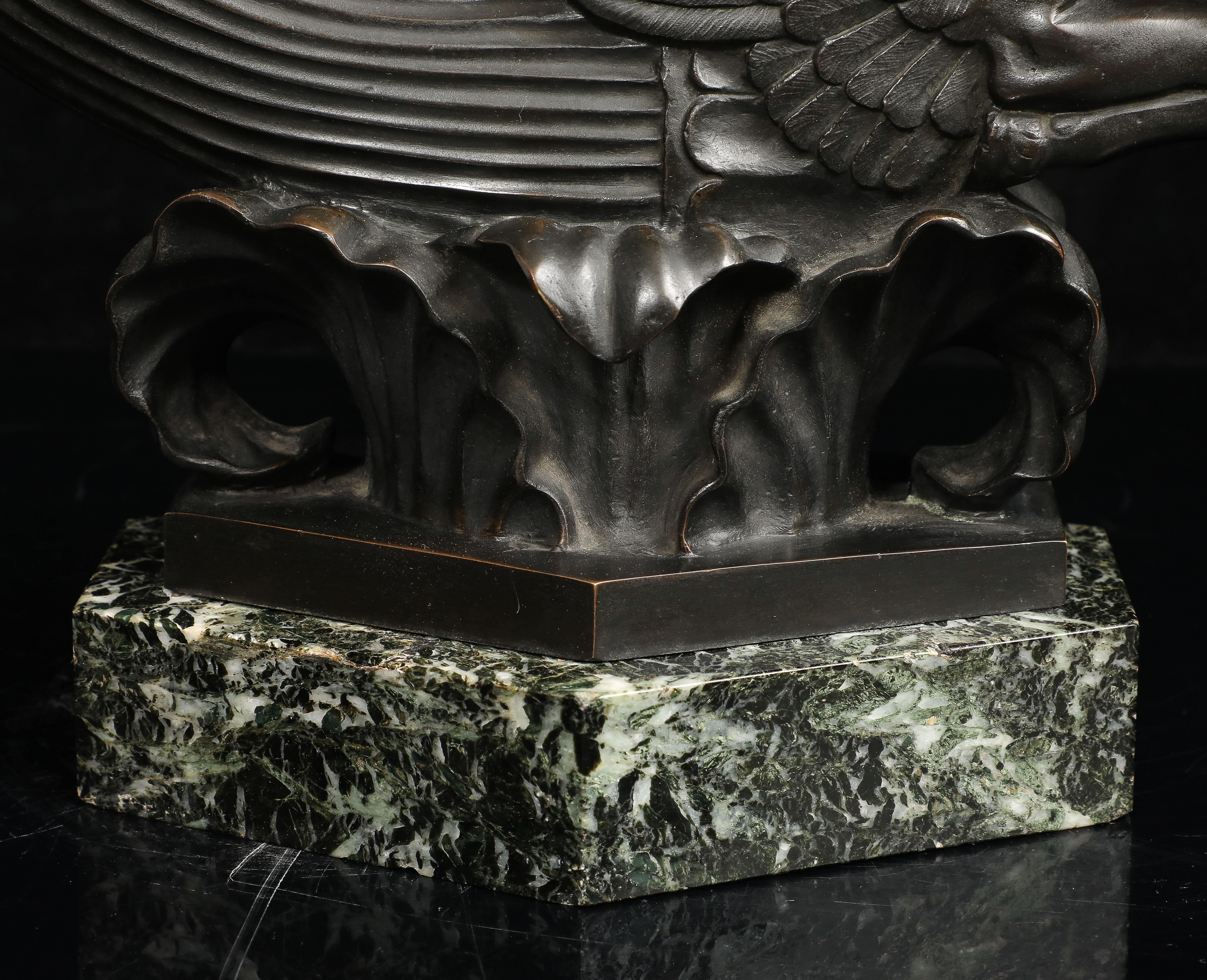 Un Rhyton in bronzo patinato del Grand Tour italiano con cavallo alato su base in marmo in vendita 8