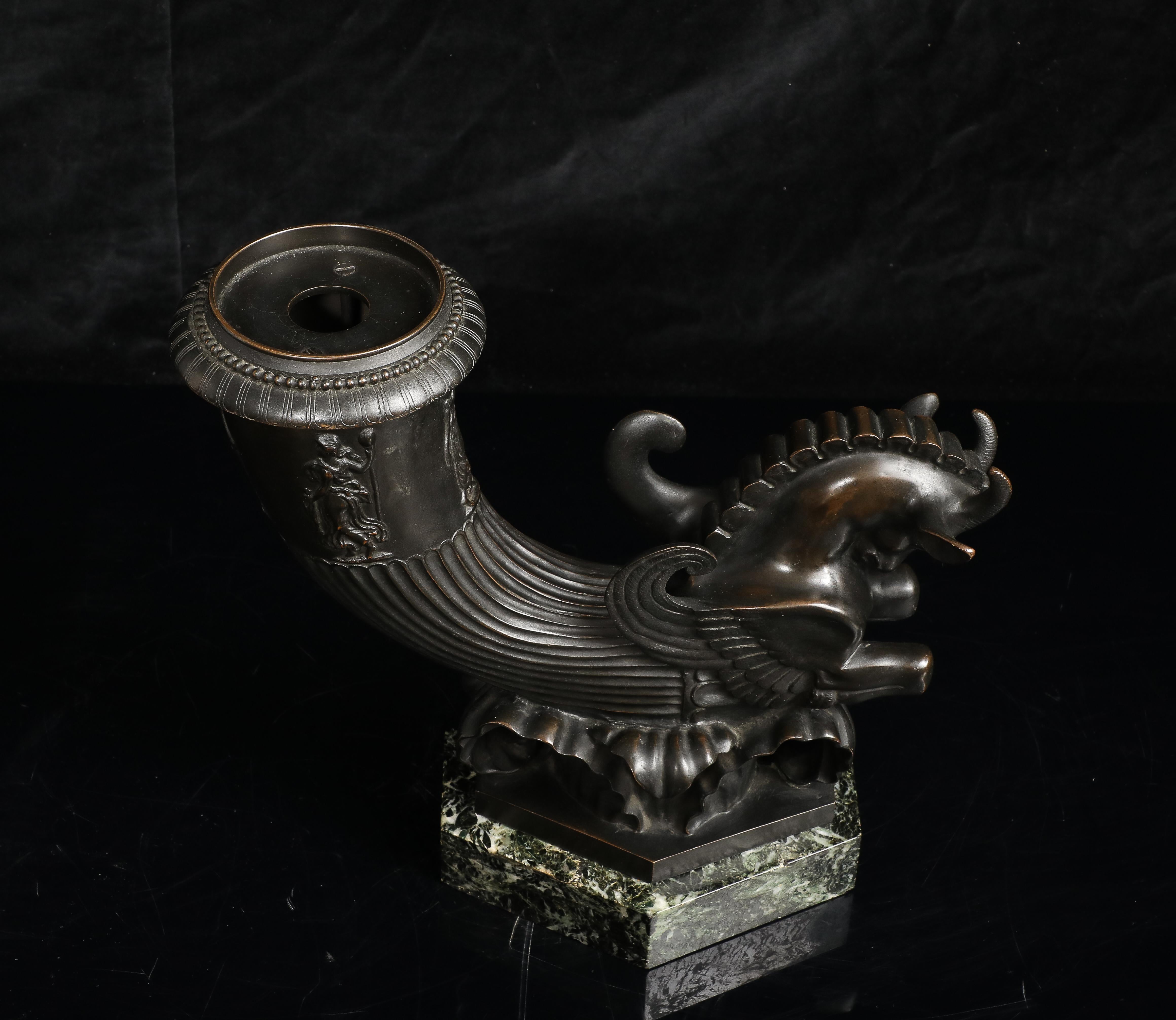 Un Rhyton in bronzo patinato del Grand Tour italiano con cavallo alato su base in marmo in vendita 9
