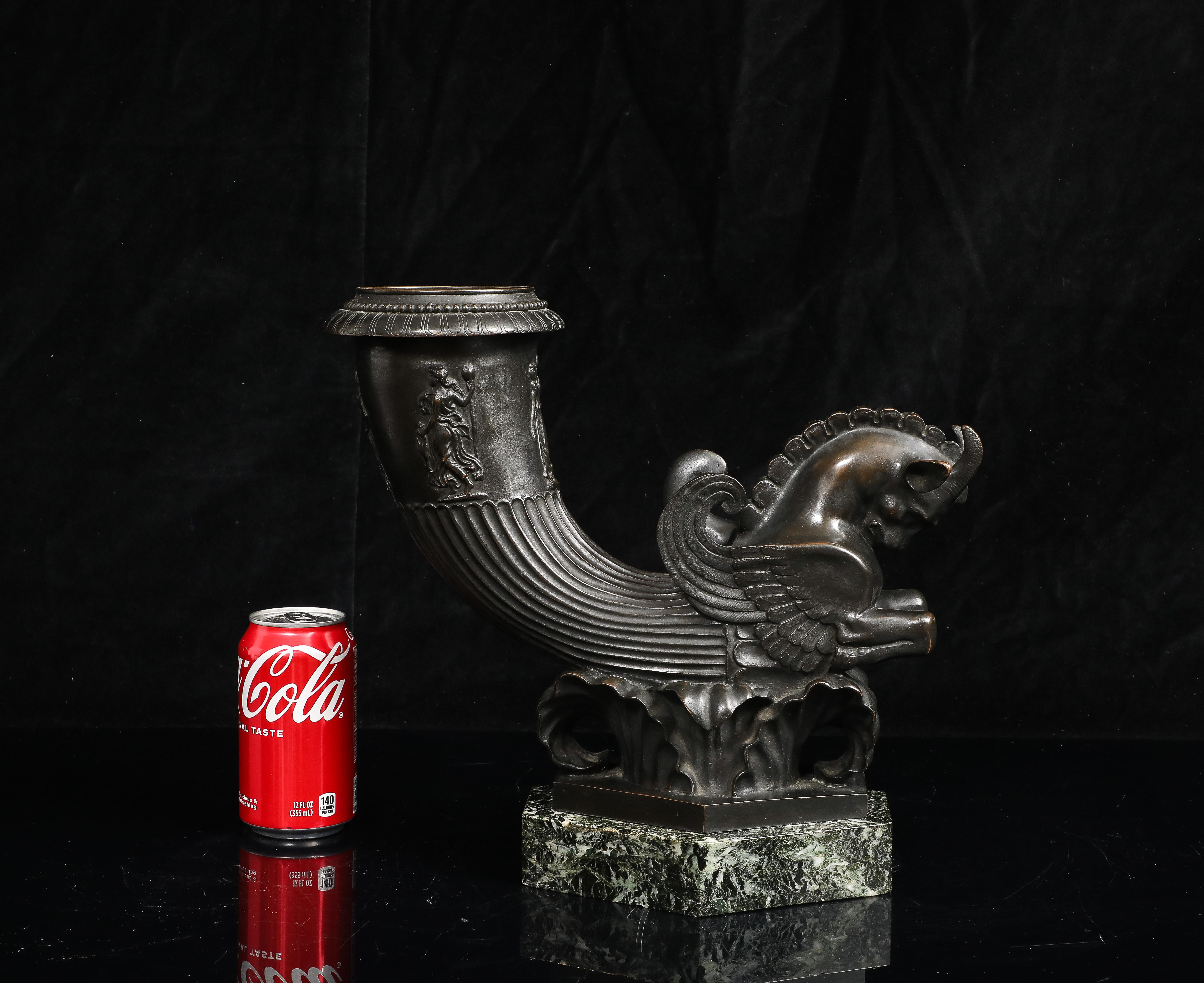 Rhyton in bronzo patinato del XIX secolo con cavallo alato su base in marmo.  Il Rhyton ha la forma di un corno curvo che si erge da un cavallo alato ed è montato su una base di marmo esagonale. Il bordo superiore è svasato e presenta un motivo a