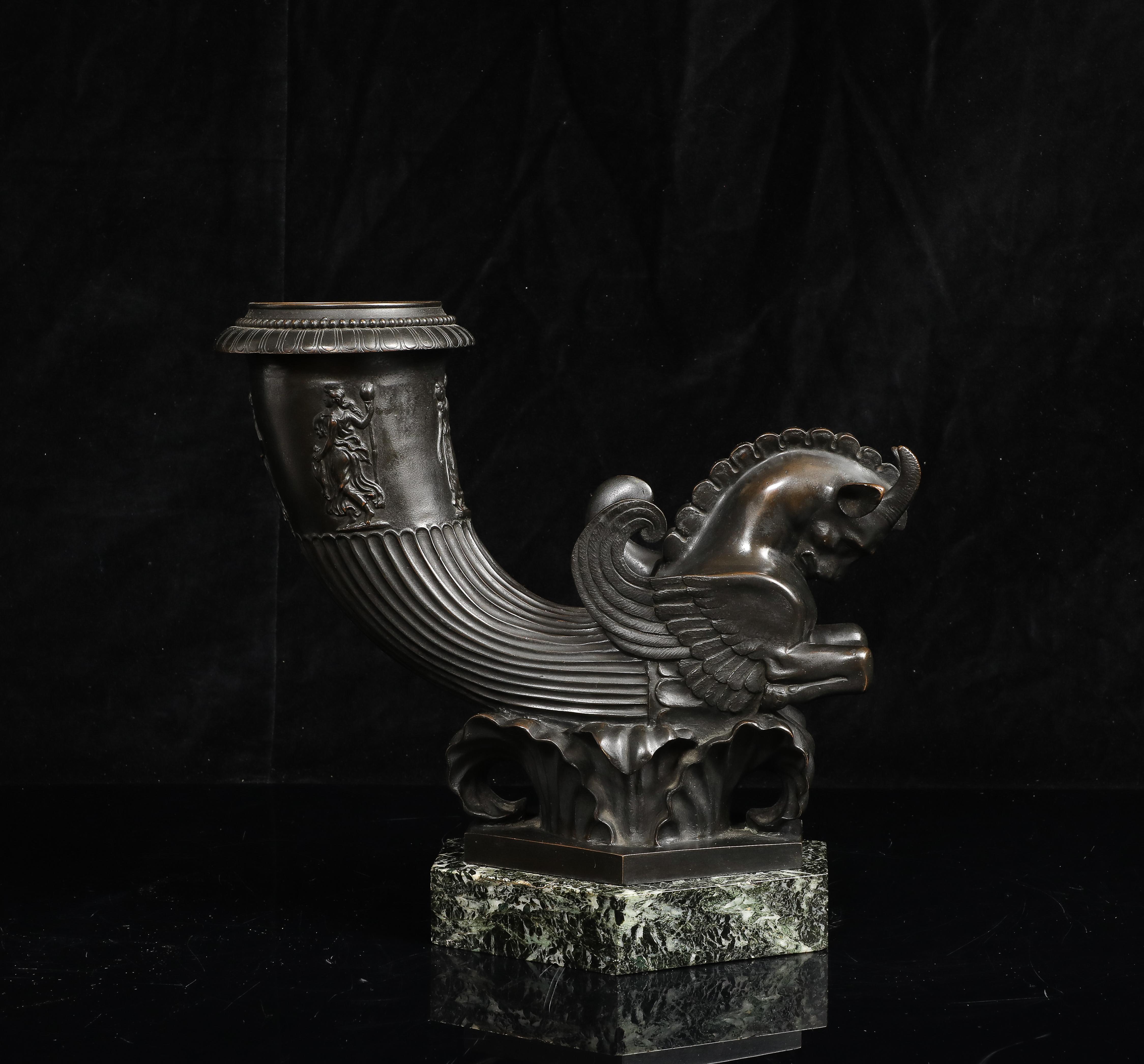 Italiano Un Rhyton in bronzo patinato del Grand Tour italiano con cavallo alato su base in marmo in vendita