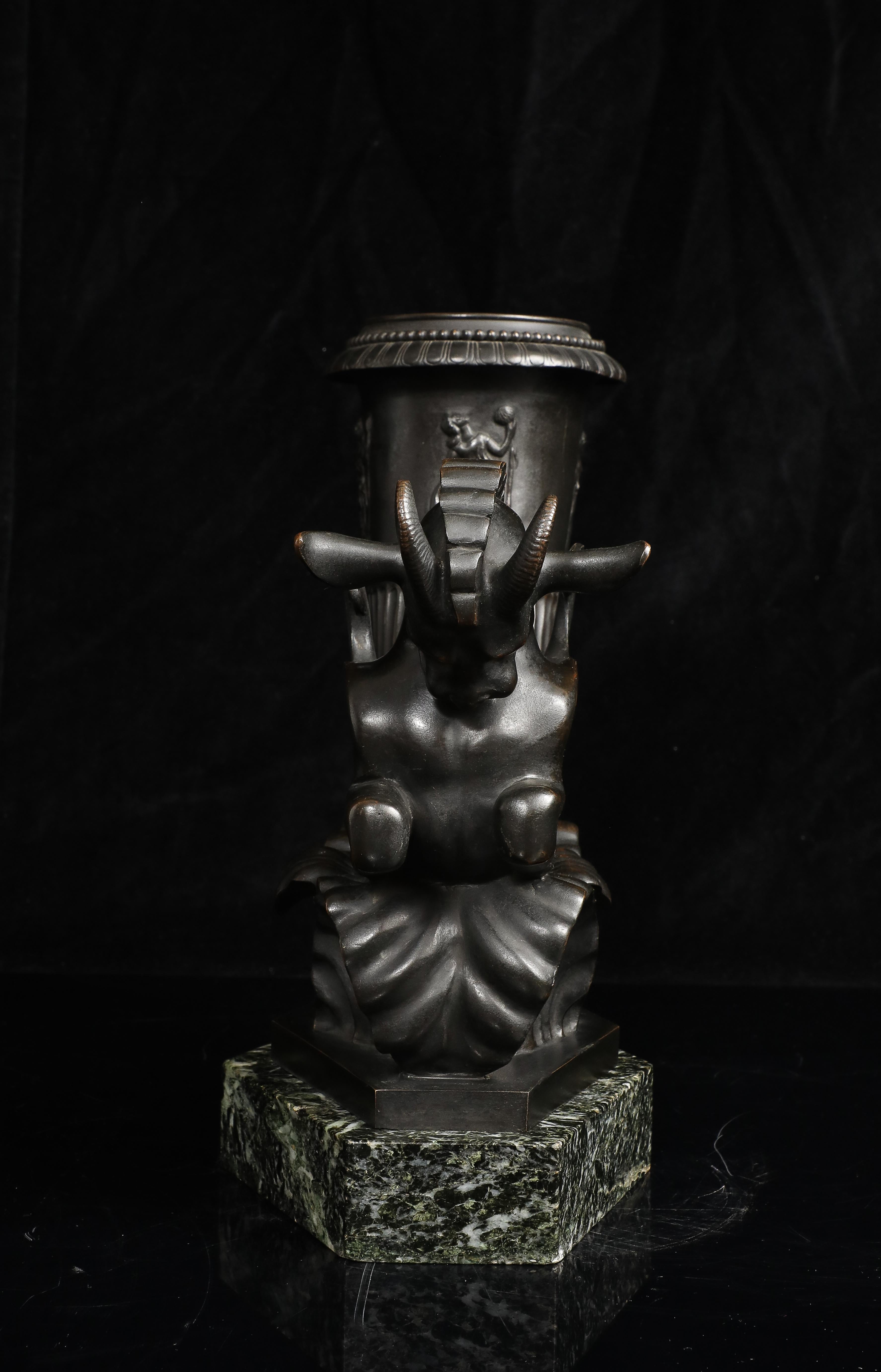 Intagliato a mano Un Rhyton in bronzo patinato del Grand Tour italiano con cavallo alato su base in marmo in vendita