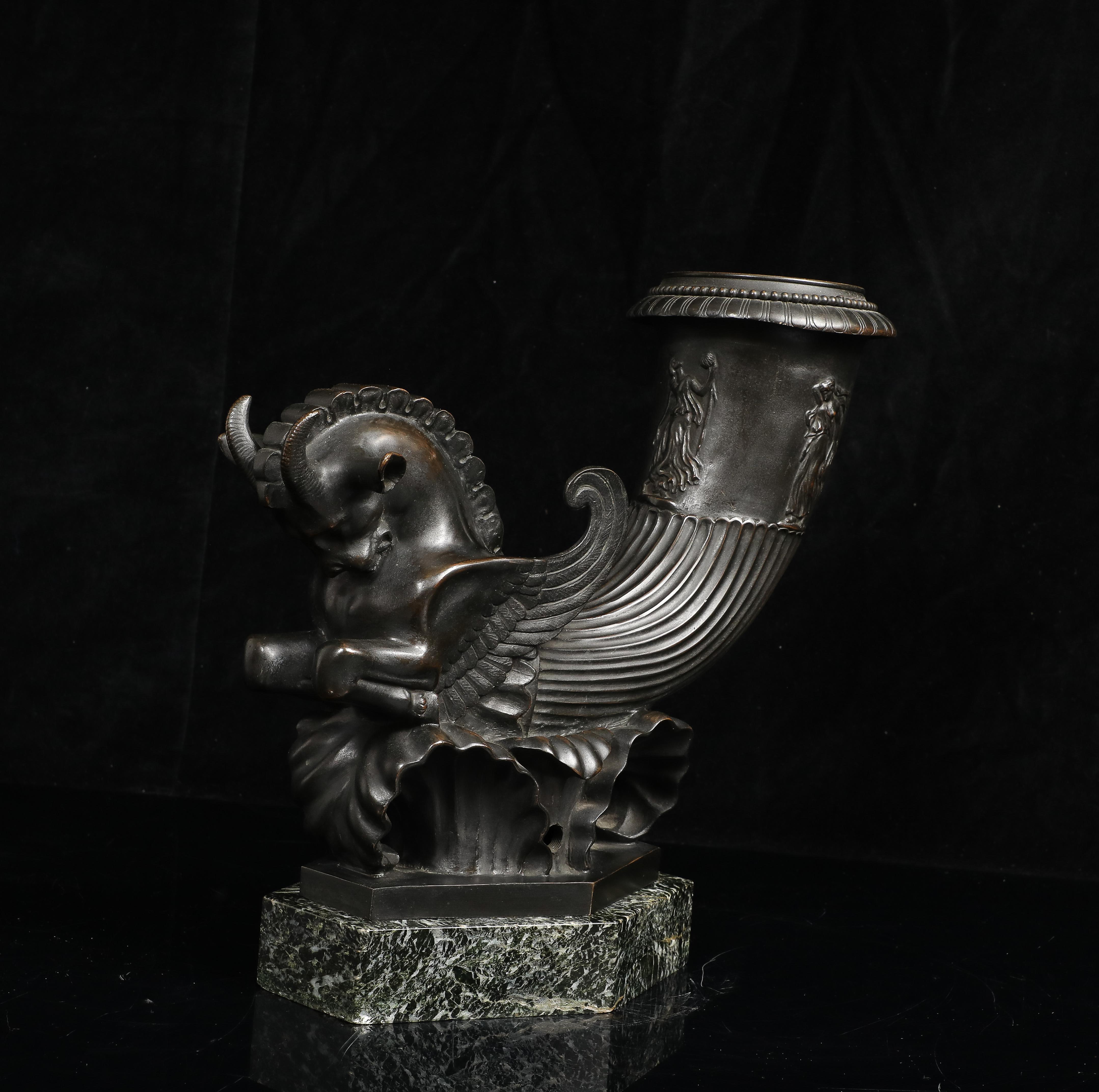 Un Rhyton in bronzo patinato del Grand Tour italiano con cavallo alato su base in marmo In condizioni buone in vendita a New York, NY