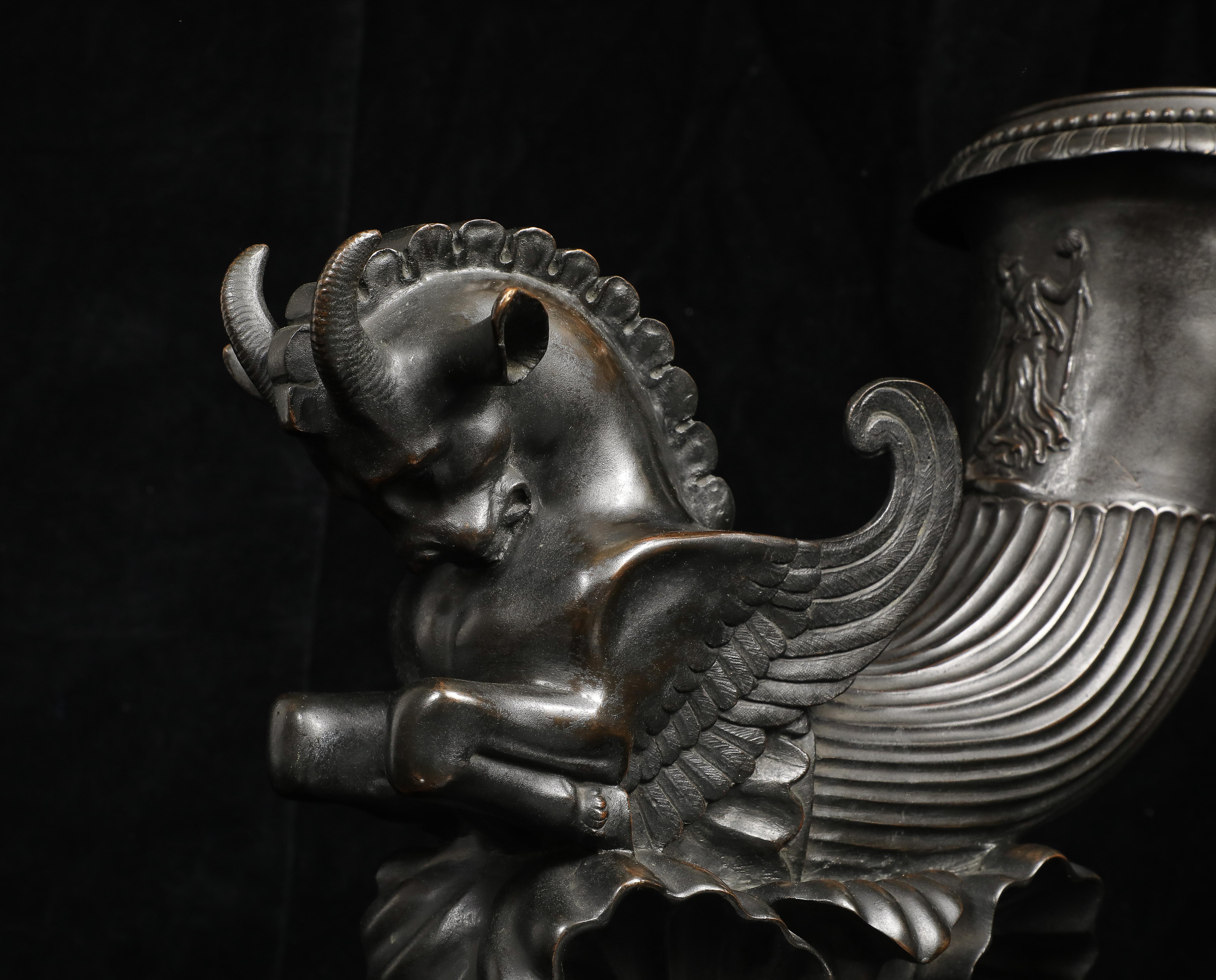 Metà XIX secolo Un Rhyton in bronzo patinato del Grand Tour italiano con cavallo alato su base in marmo in vendita