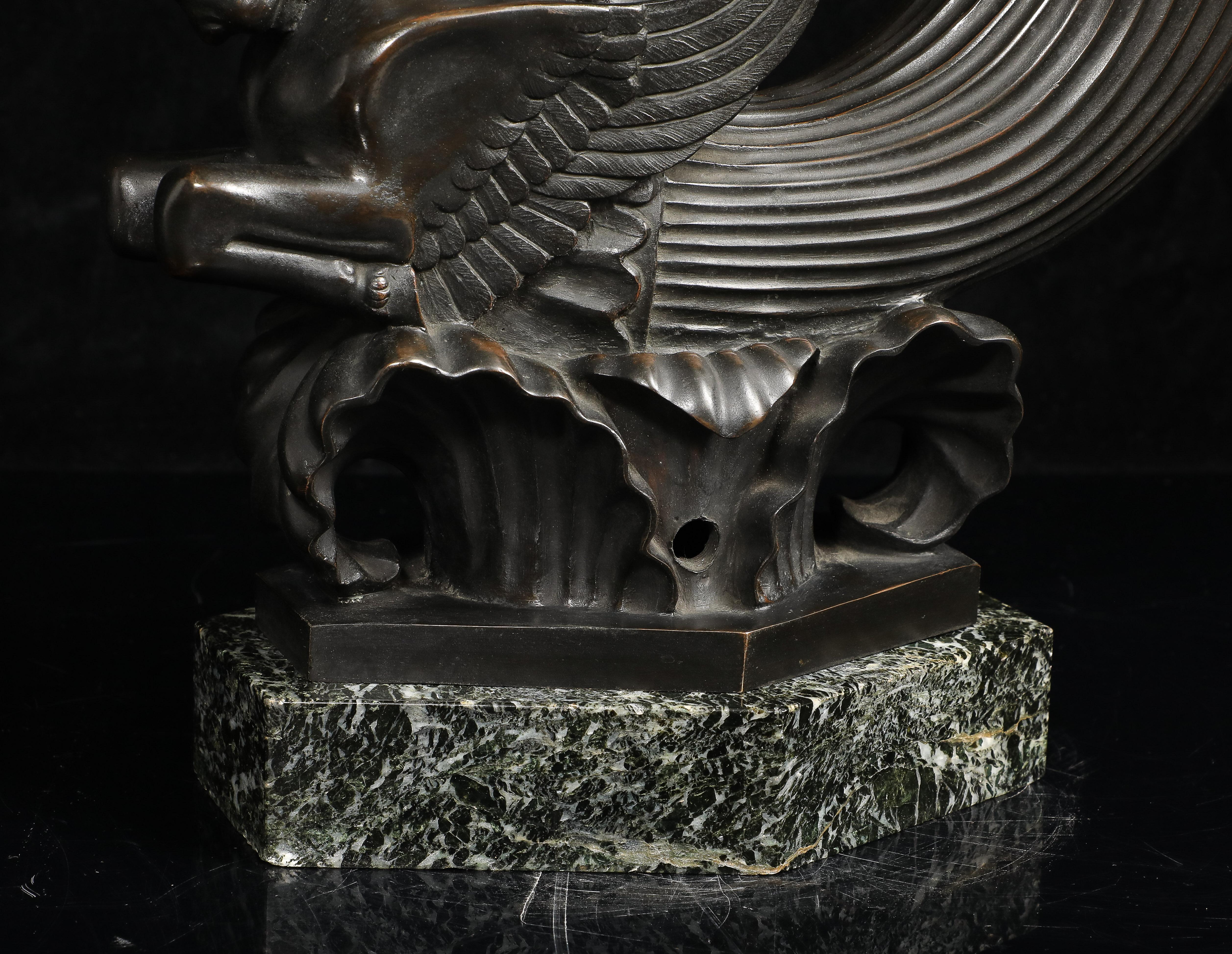 Bronzo Un Rhyton in bronzo patinato del Grand Tour italiano con cavallo alato su base in marmo in vendita